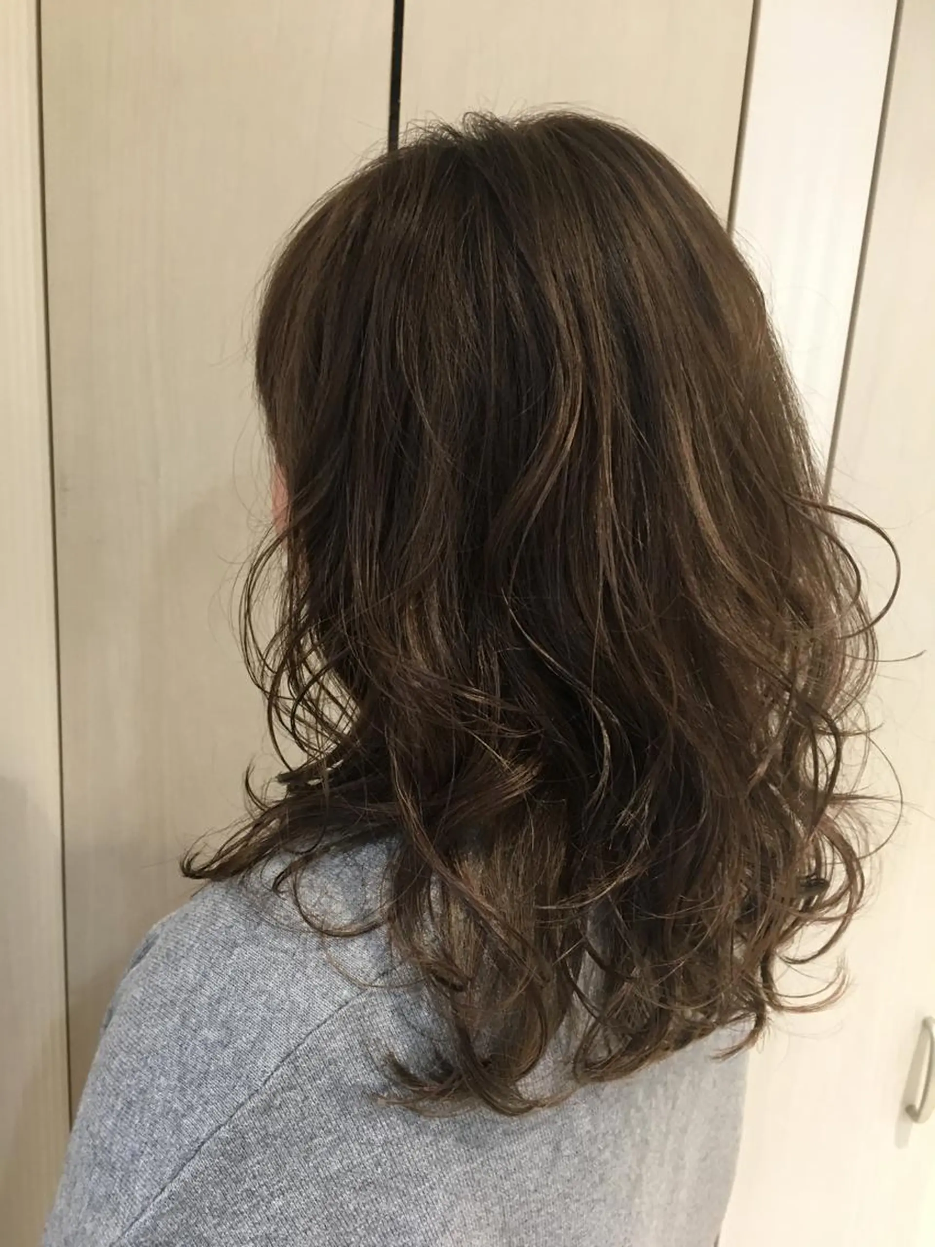 セミロング カラー グレージュ ハイライトカラー イルミナカラー ハイライト ヘアカラー トリートメント 依田 寿美子のヘアスタイル