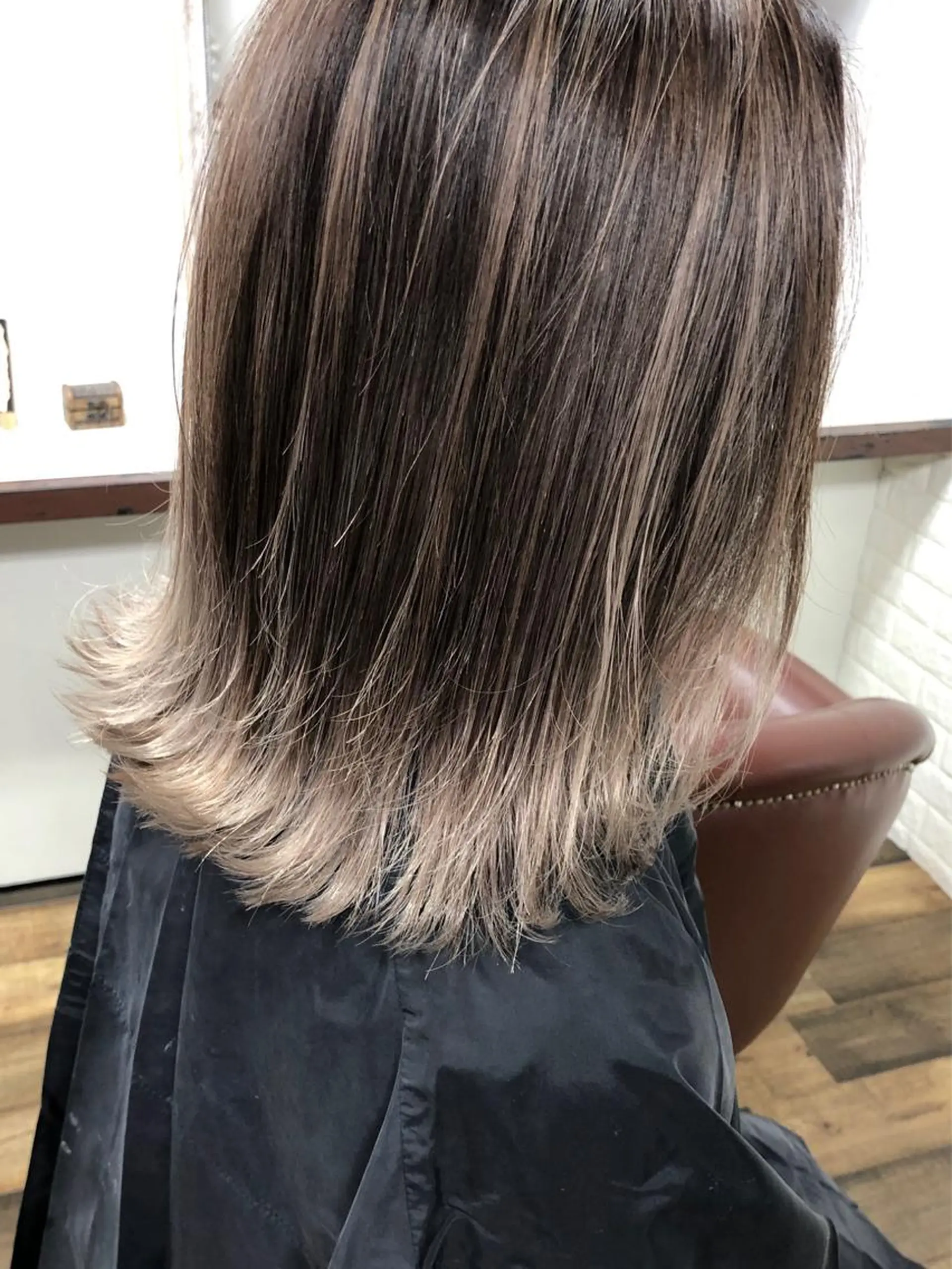 ミディアム カラー バレイヤージュ ブリーチ ケアブリーチ レイヤーカット ヘアカラー トリートメント famille所属・famille ファミーユのヘアスタイル