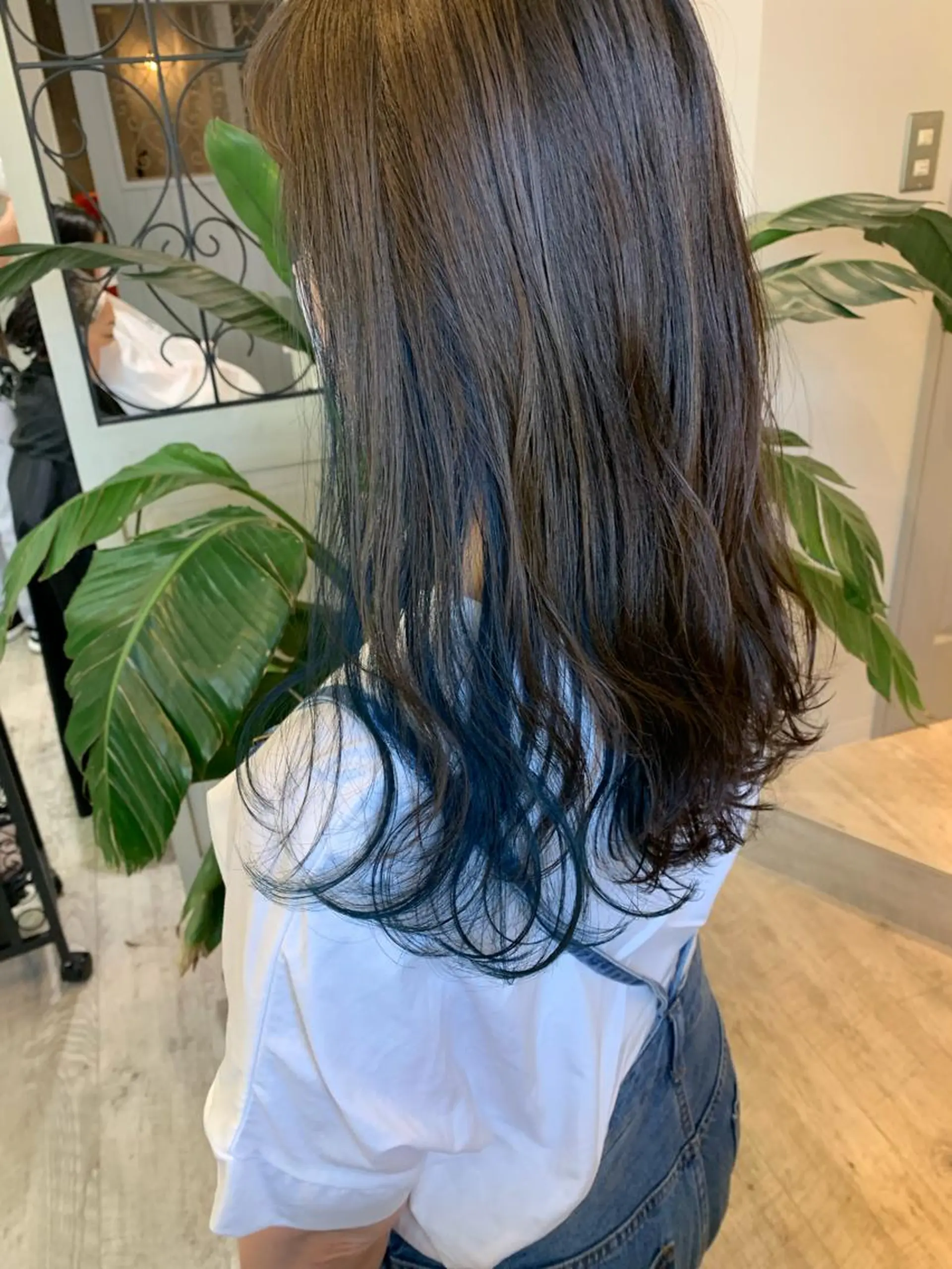ロング カラー ブルーカラー イヤリングカラー カット ヘアカラー トリートメント 西村 美羽のヘアスタイル