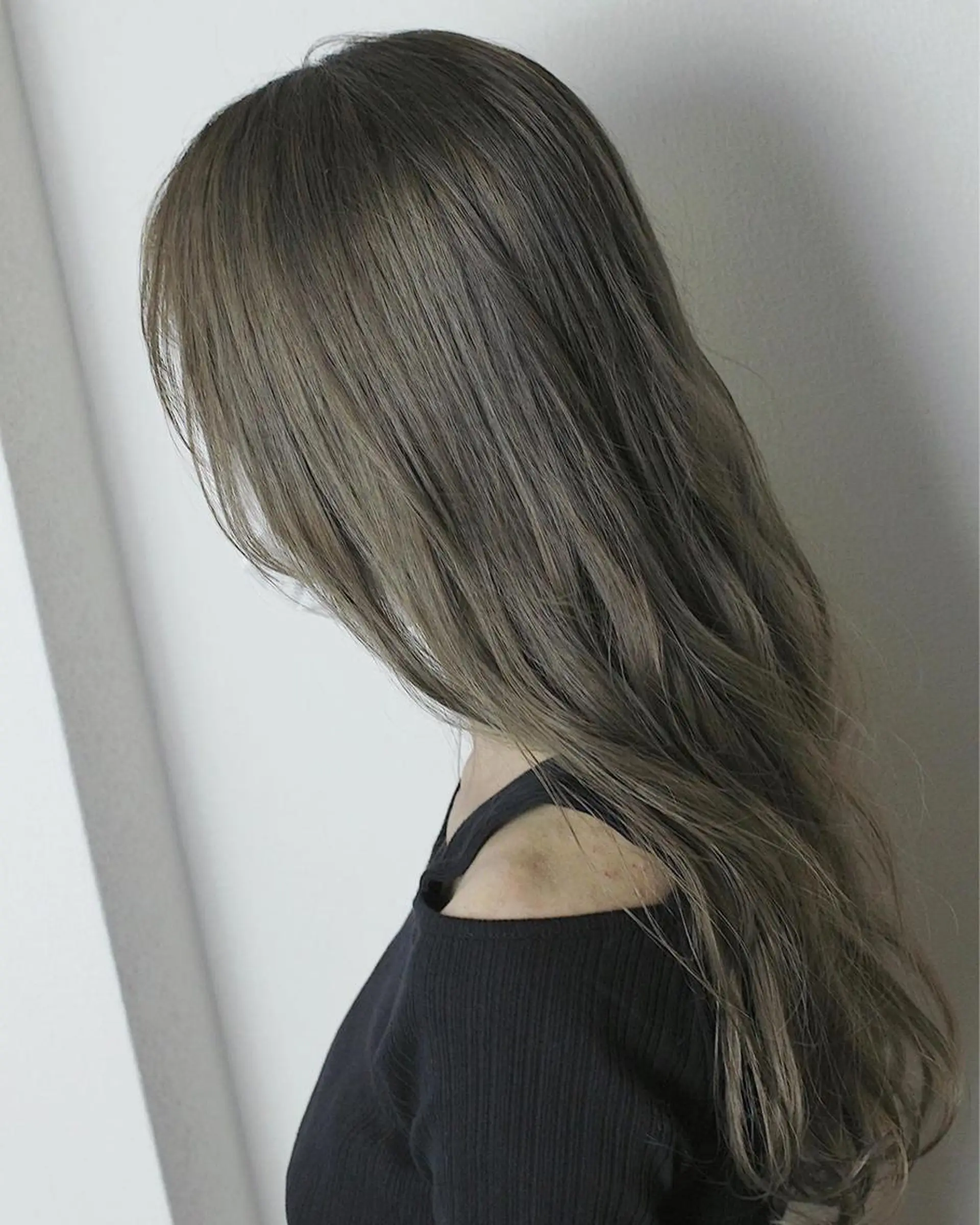 ロング カラー ベージュカラー シルバー シルバーベージュ ヘアカラー 土居 正季のヘアスタイル