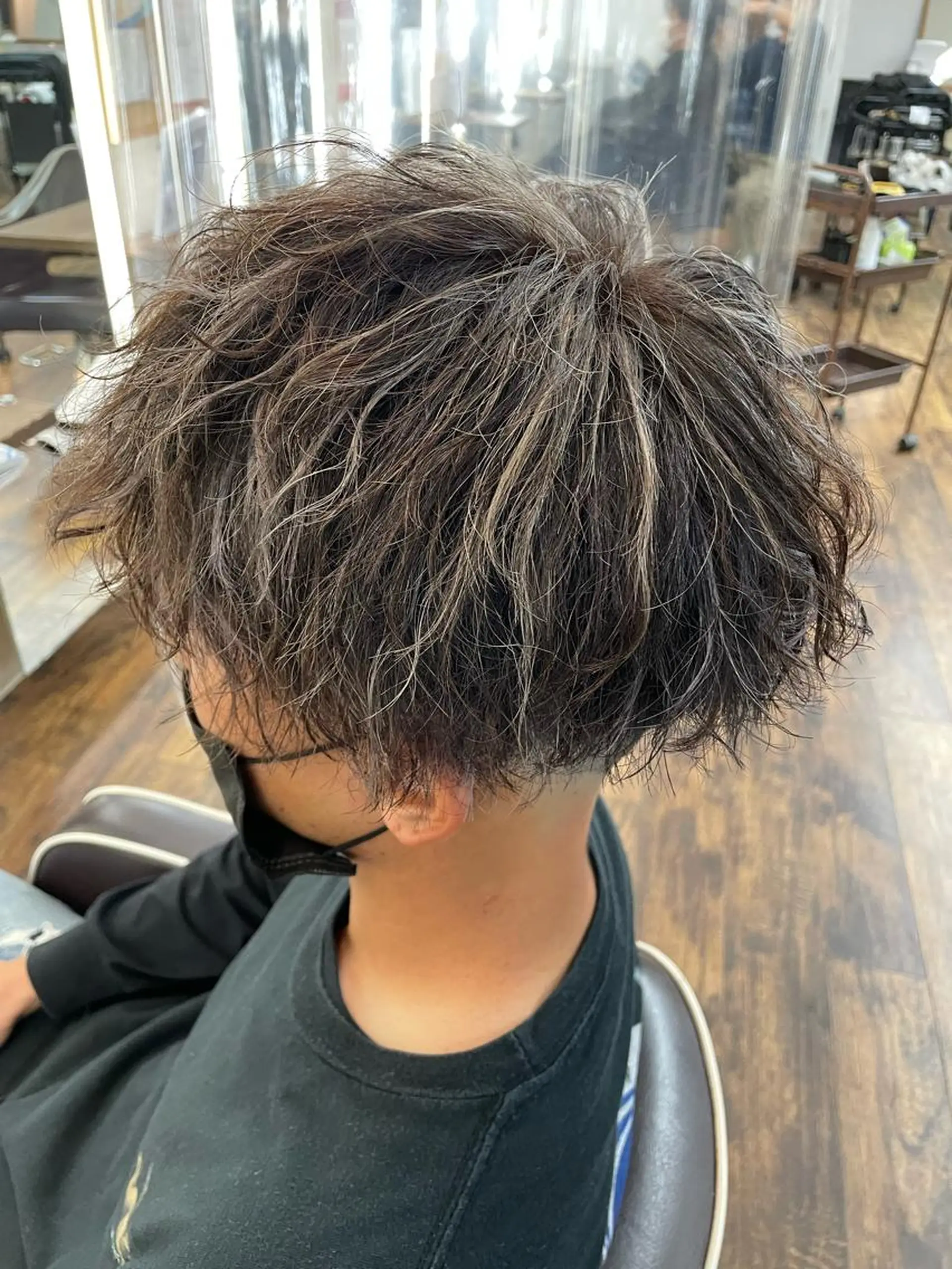 カラー パーマ メンズ メンズハイライト アッシュ ハイライトカラー カット ヘアカラー MAQUM所属・【メンズ特化】渡部 京弘/パーマのヘアスタイル