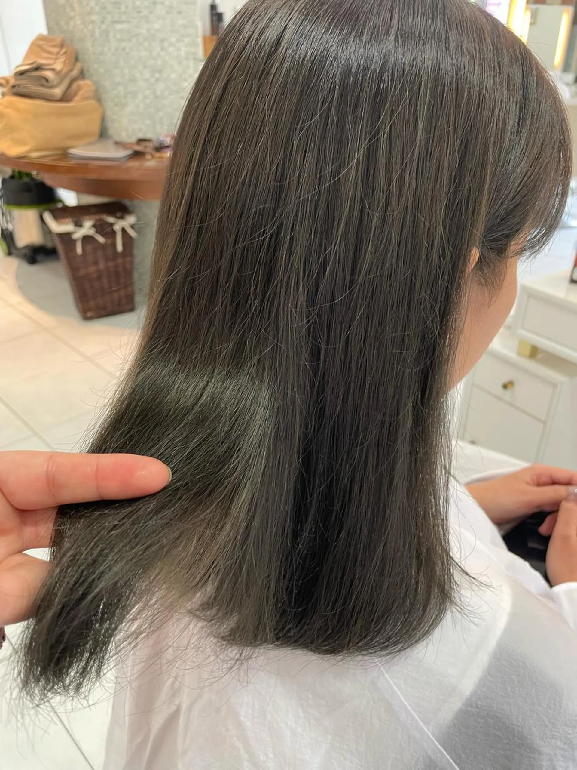 ミディアム カラー オリーブカラー mai .のヘアスタイル