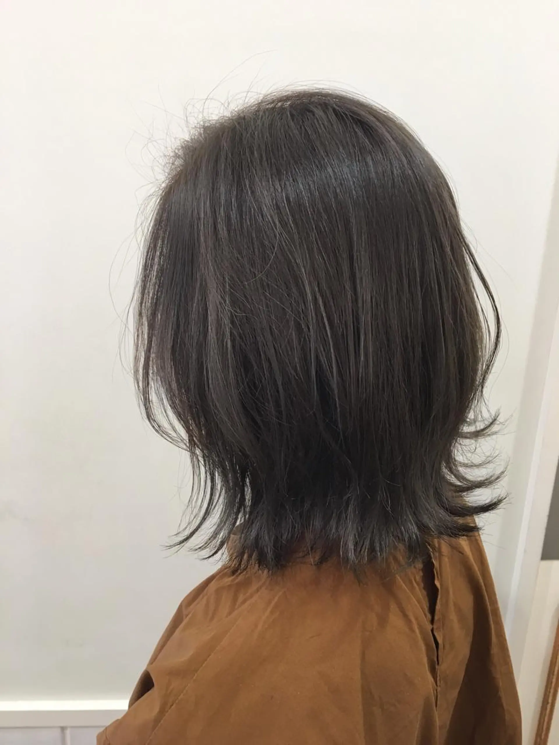 ミディアム カラー アッシュ ハイライトカラー ハイライト カット ヘアカラー 縮毛矯正 トリートメント ぱつっとボブ/ 小野あかねのヘアスタイル