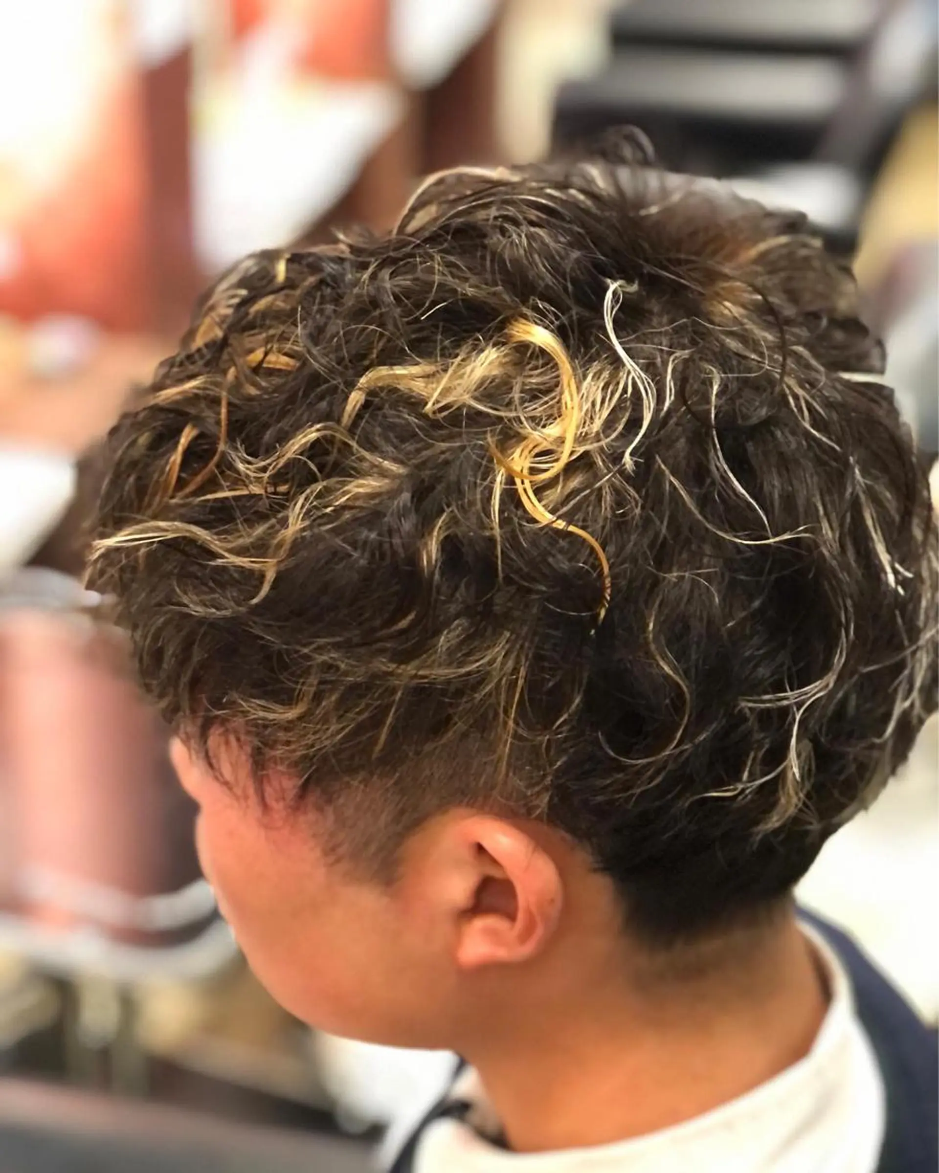 ショート カラー パーマ メッシュ スパイラルパーマ エル美容室所属・織田 英之のヘアスタイル