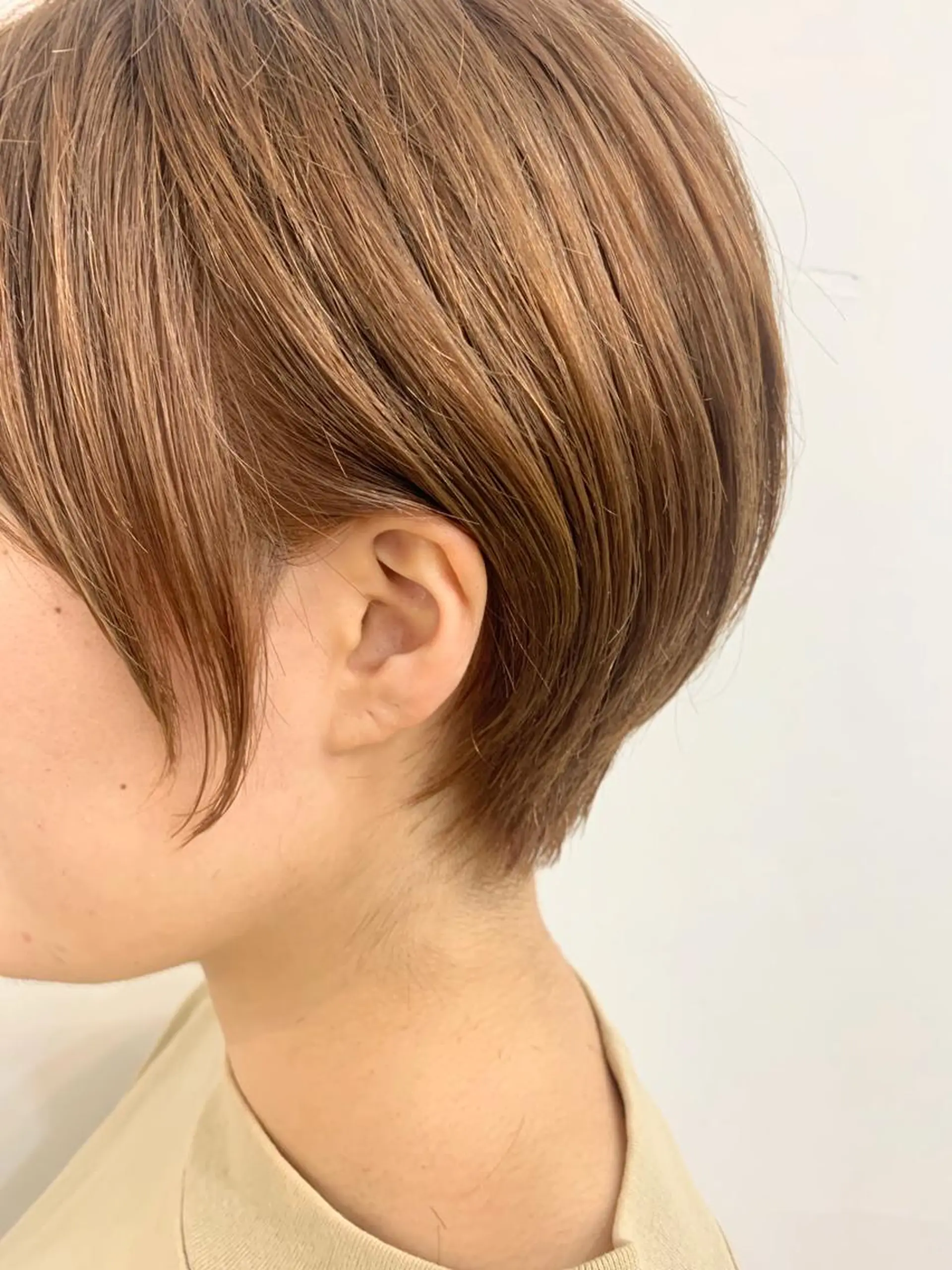 ショート カラー ベージュカラー ミルクティーベージュ ショートヘア ヘアカラー トリートメント chama レイヤーカットのヘアスタイル