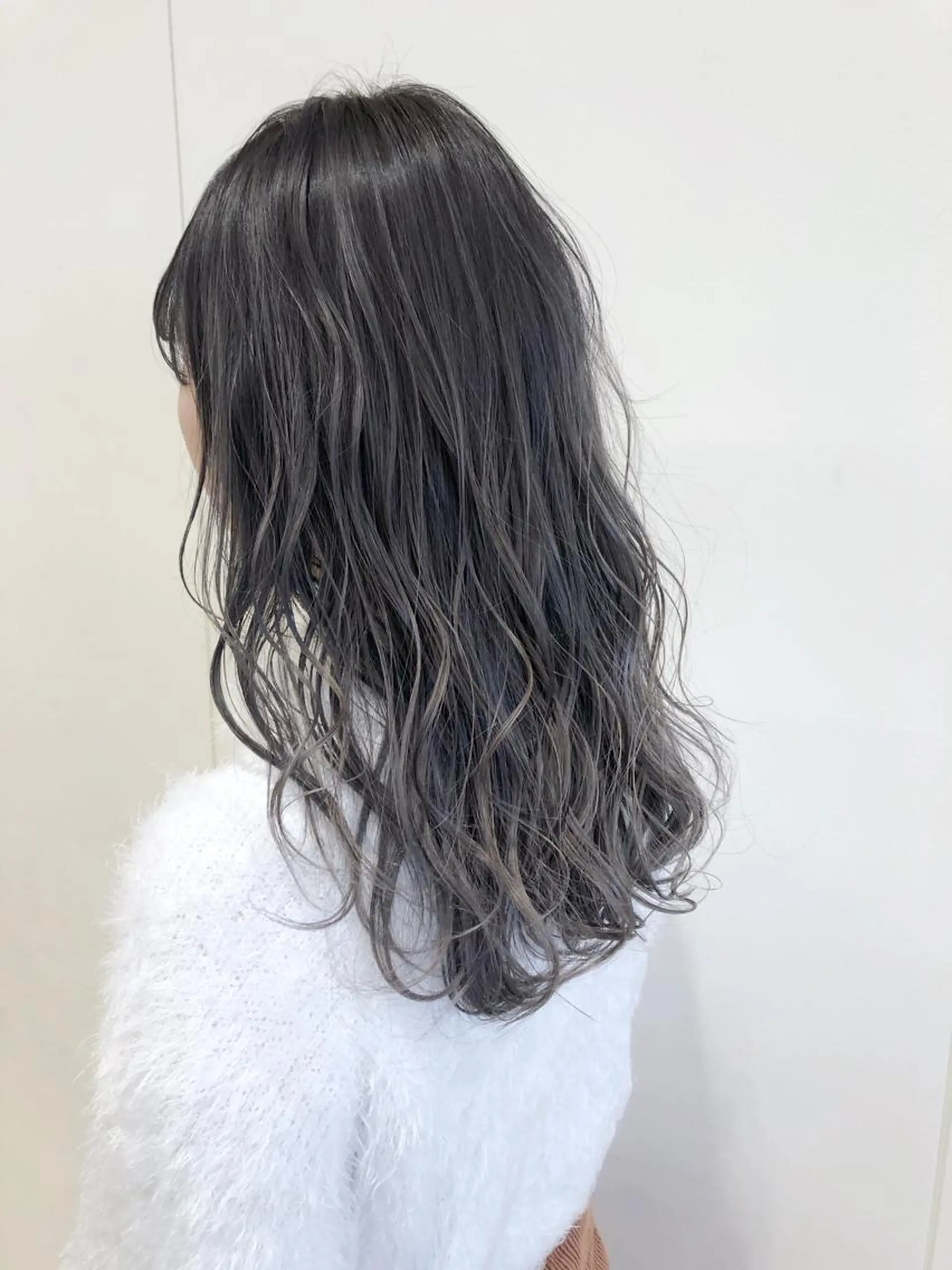 ミディアム カラー グラデーションカラー グレージュ ケアブリーチ 坪井佑樹のヘアスタイル