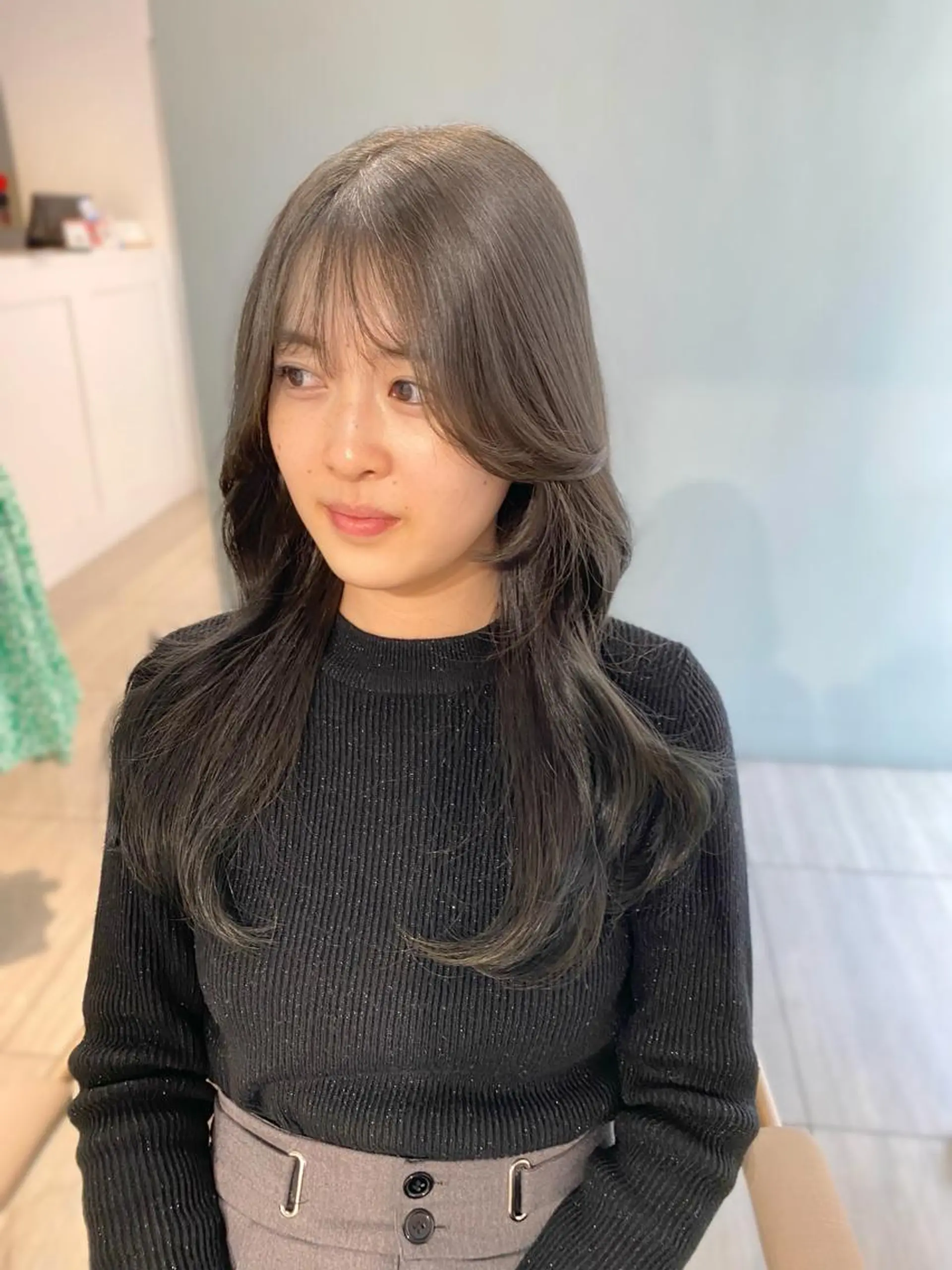 ロング カラー アッシュ ベージュカラー 黒髪 ブリーチ ブルーカラー カット ヘアカラー トリートメント 韓国風レイヤーカット 💎髪質改善"yuiのヘアスタイル
