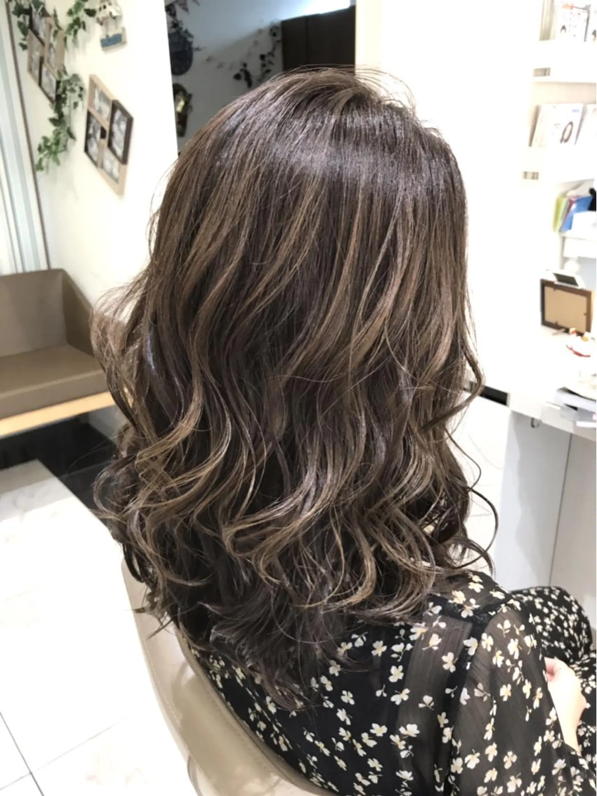 ミディアム カラー 透明感カラー グレージュ ハイライトカラー カーキグレージュ ハイライト 山崎俊輔/髪質改善 /バレイヤージュのヘアスタイル