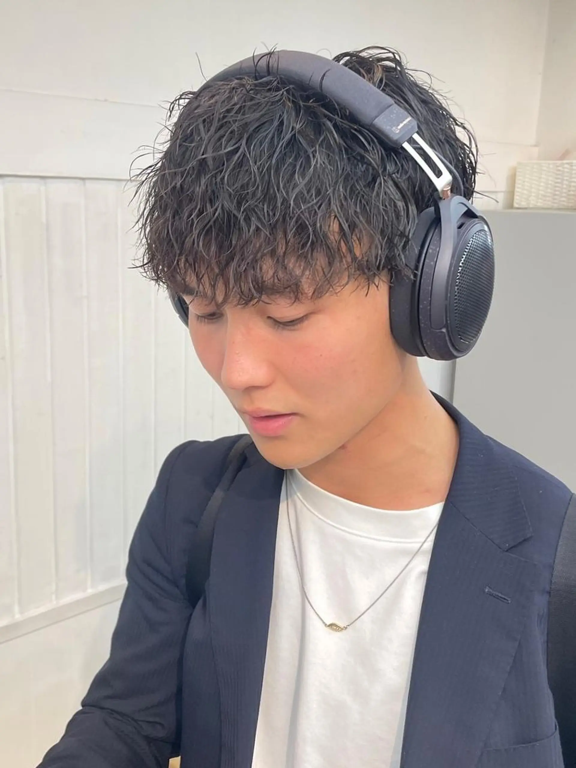 メンズ ショート パーマ メンズブリーチ センターパート メンズハイライト メンズインナーカラー メンズ韓国風 カット パーマ N° anfeel 渋谷🪞🫧のヘアスタイル