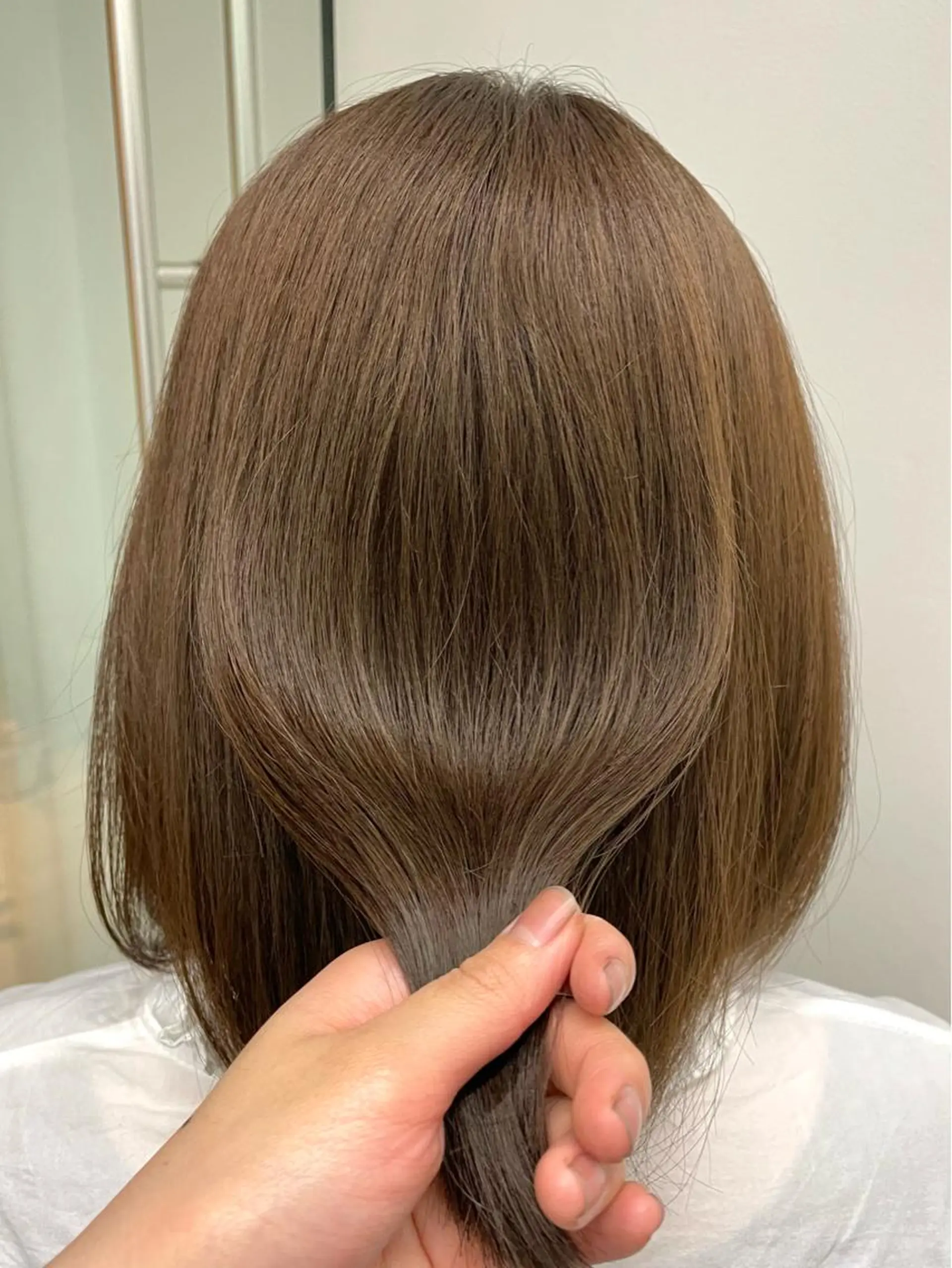ミディアム カラー アッシュ ベージュカラー ブリーチ ブリーチなしカラー ひなた あゆみのヘアスタイル