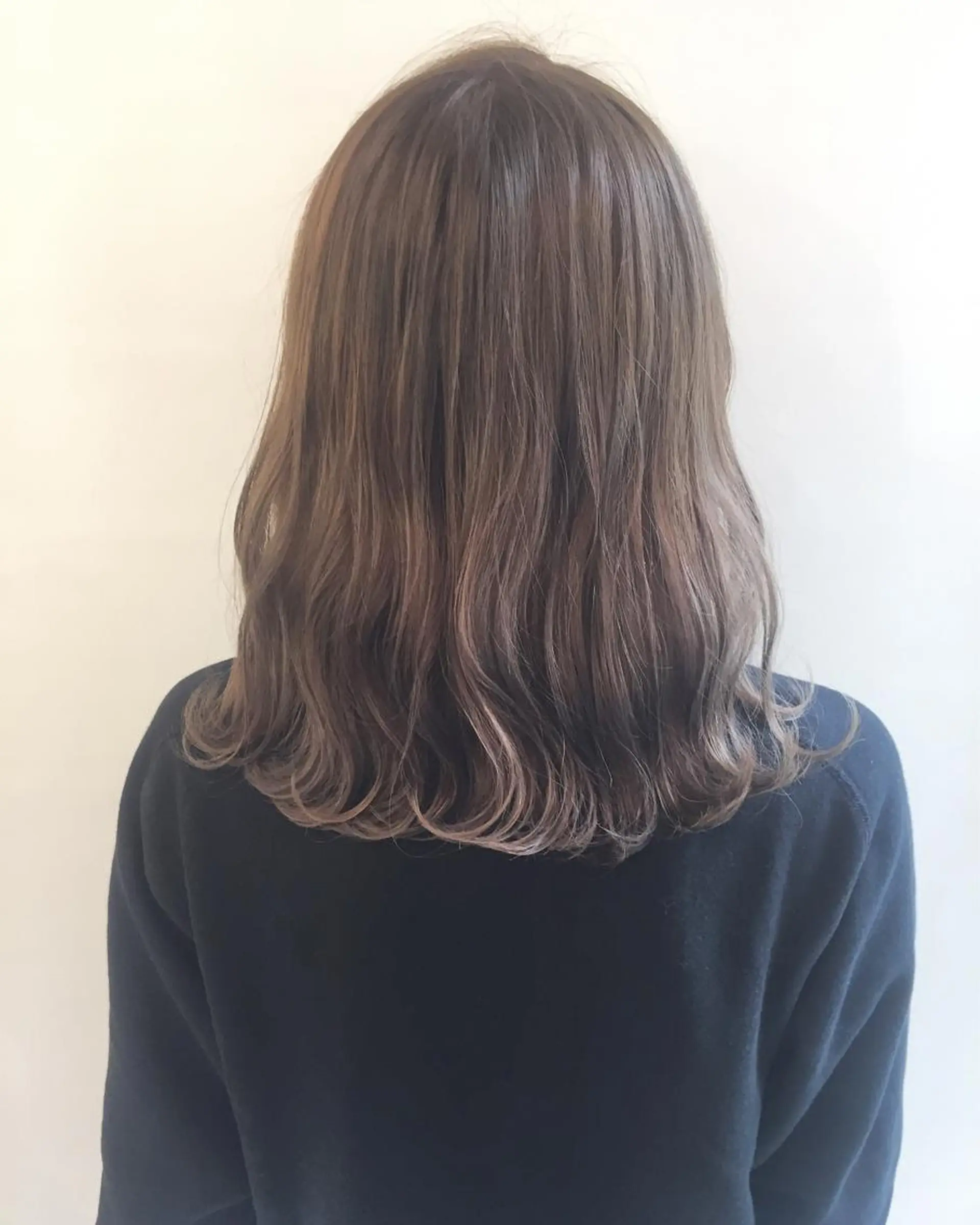 ミディアム カラー ベージュカラー ミルクティーベージュ 齋藤 咲のヘアスタイル