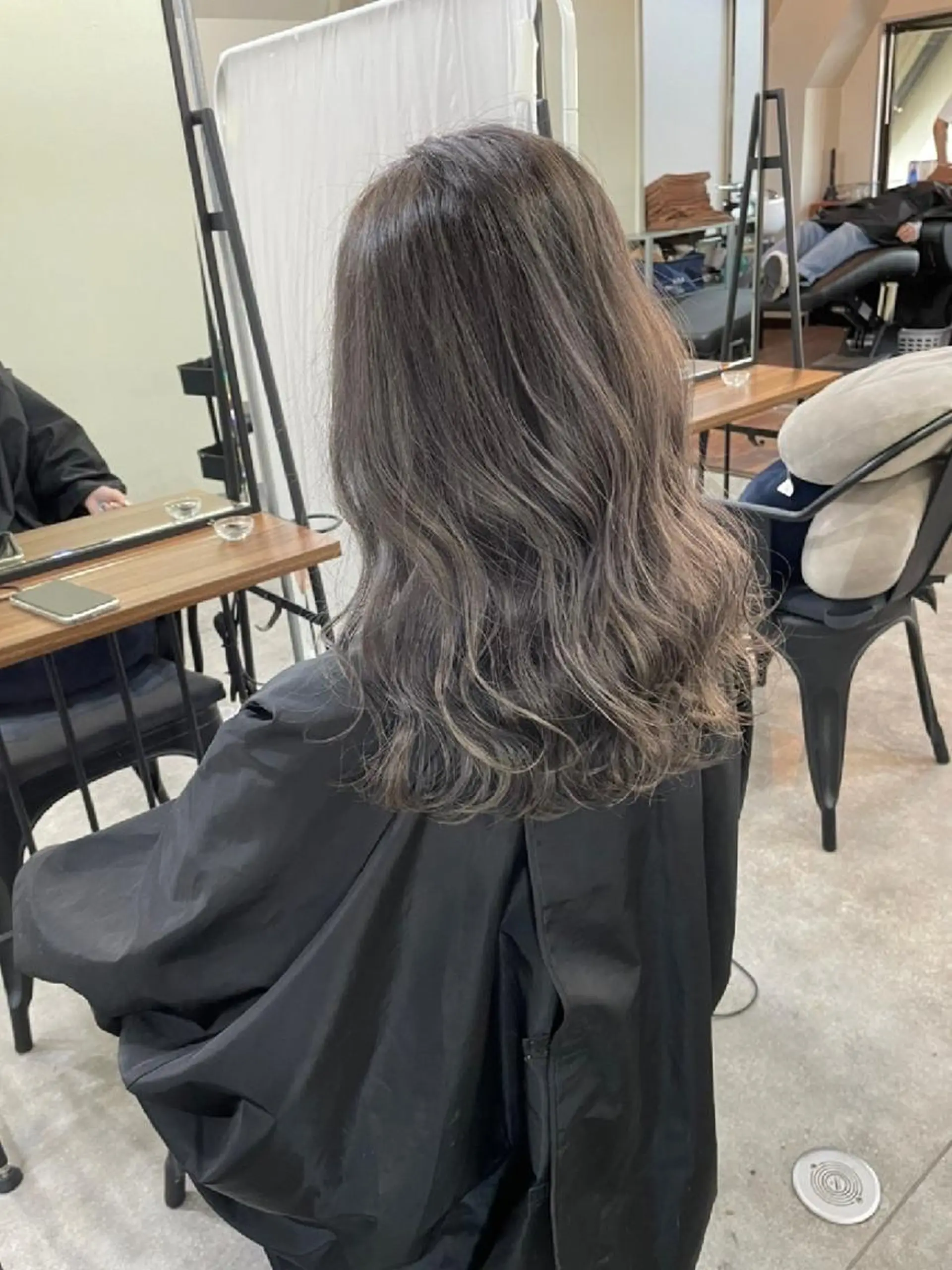 セミロング ヘアアレンジ カラー パーマ ネイル キッズ マツエク・マツパ アイブロウ メンズ メンズバレイヤージュ メンズブリーチ フェードカット メンズハイライト メンズインナーカラー カット ヘアカラー トリートメント ヘアセット カラー特化サロン Eir心斎橋のヘアスタイル