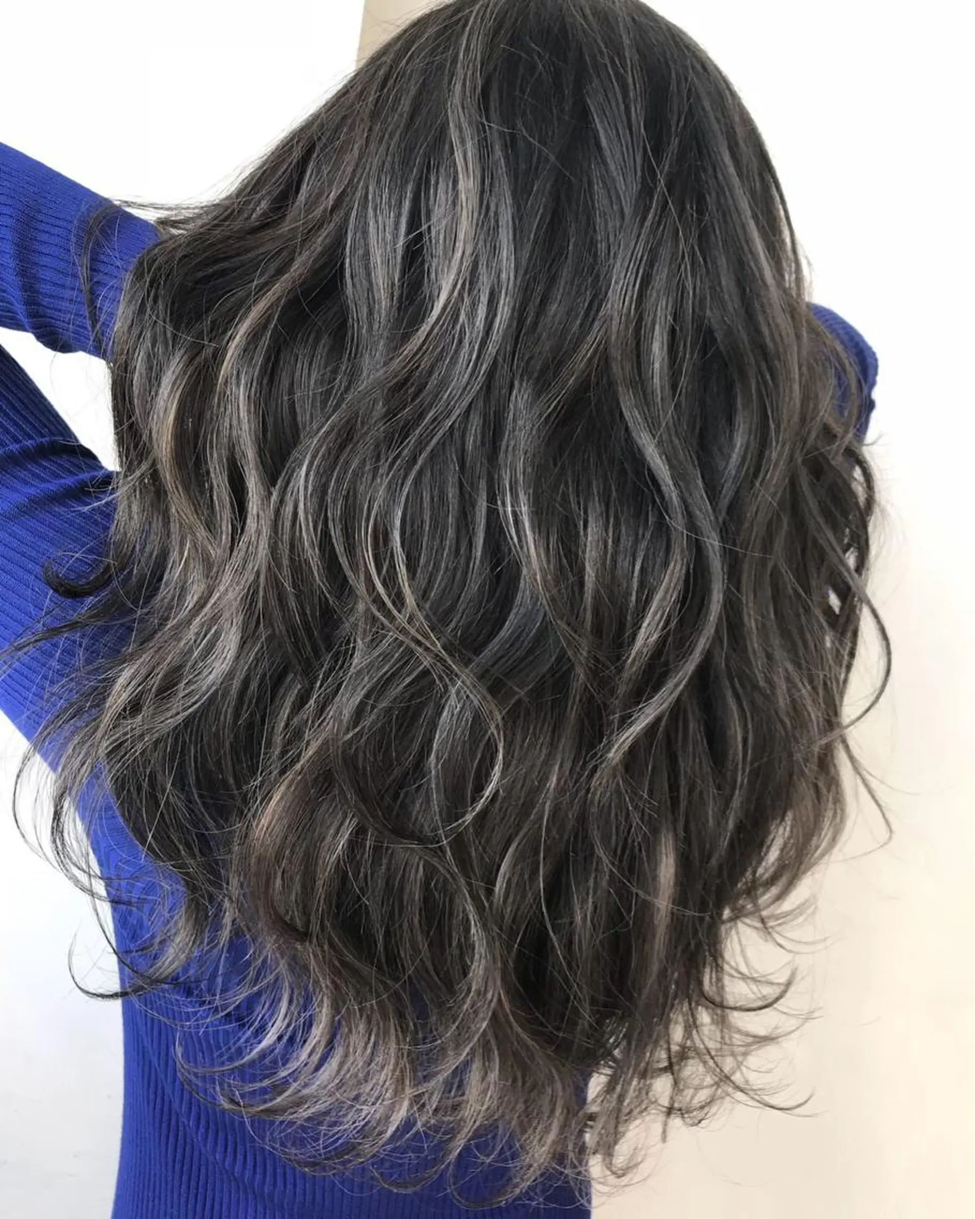 ミディアム カラー シールエクステ バレイヤージュ ブリーチ ケアブリーチ ダブルカラー ヘアカラー エクステ 西口徒歩20秒 寒色 カラーミディアムヘアのヘアスタイル