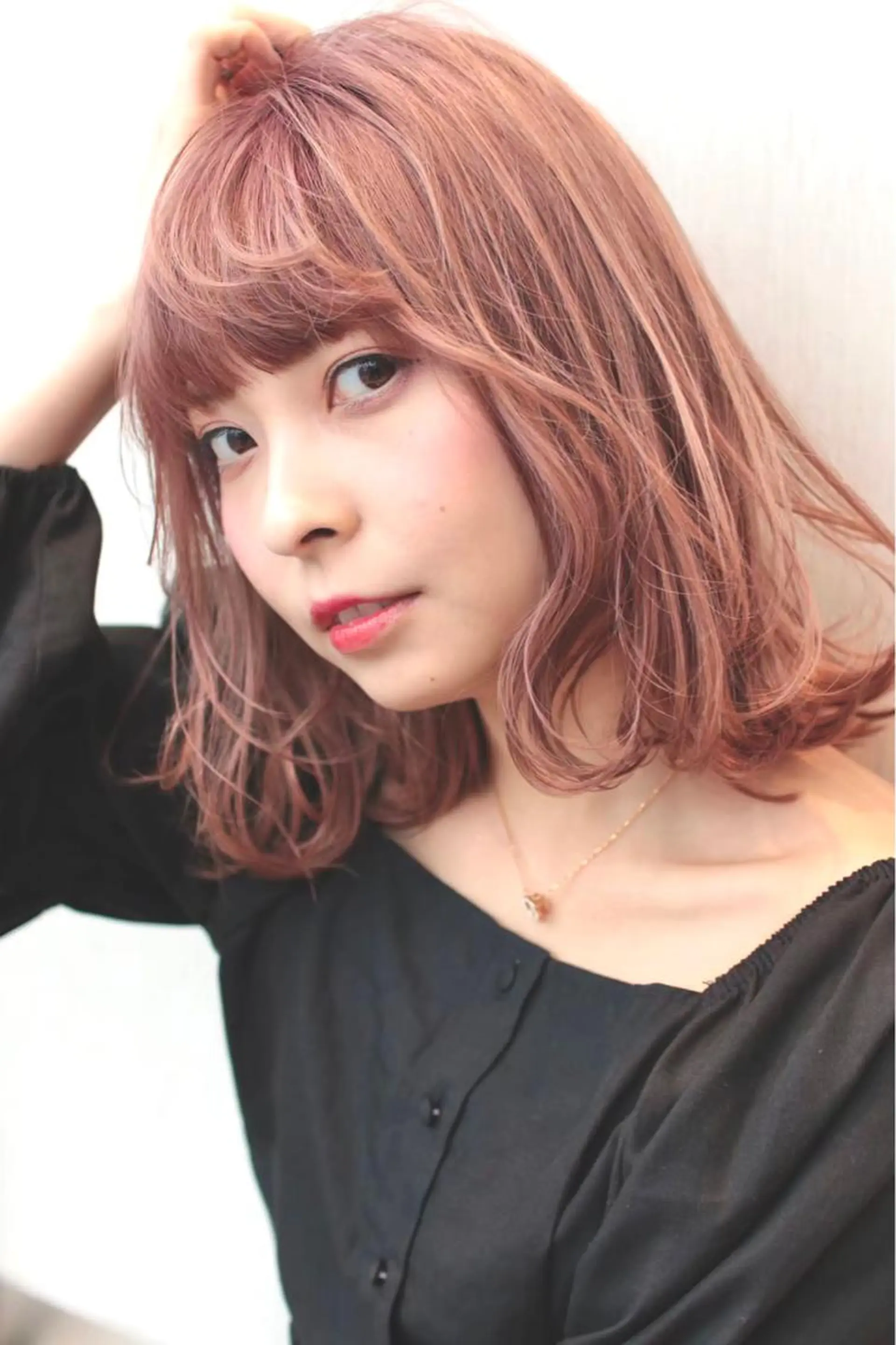 セミロング カラー ブリーチ ピンクカラー レイヤーカット/ 前髪顔周りカットのヘアスタイル