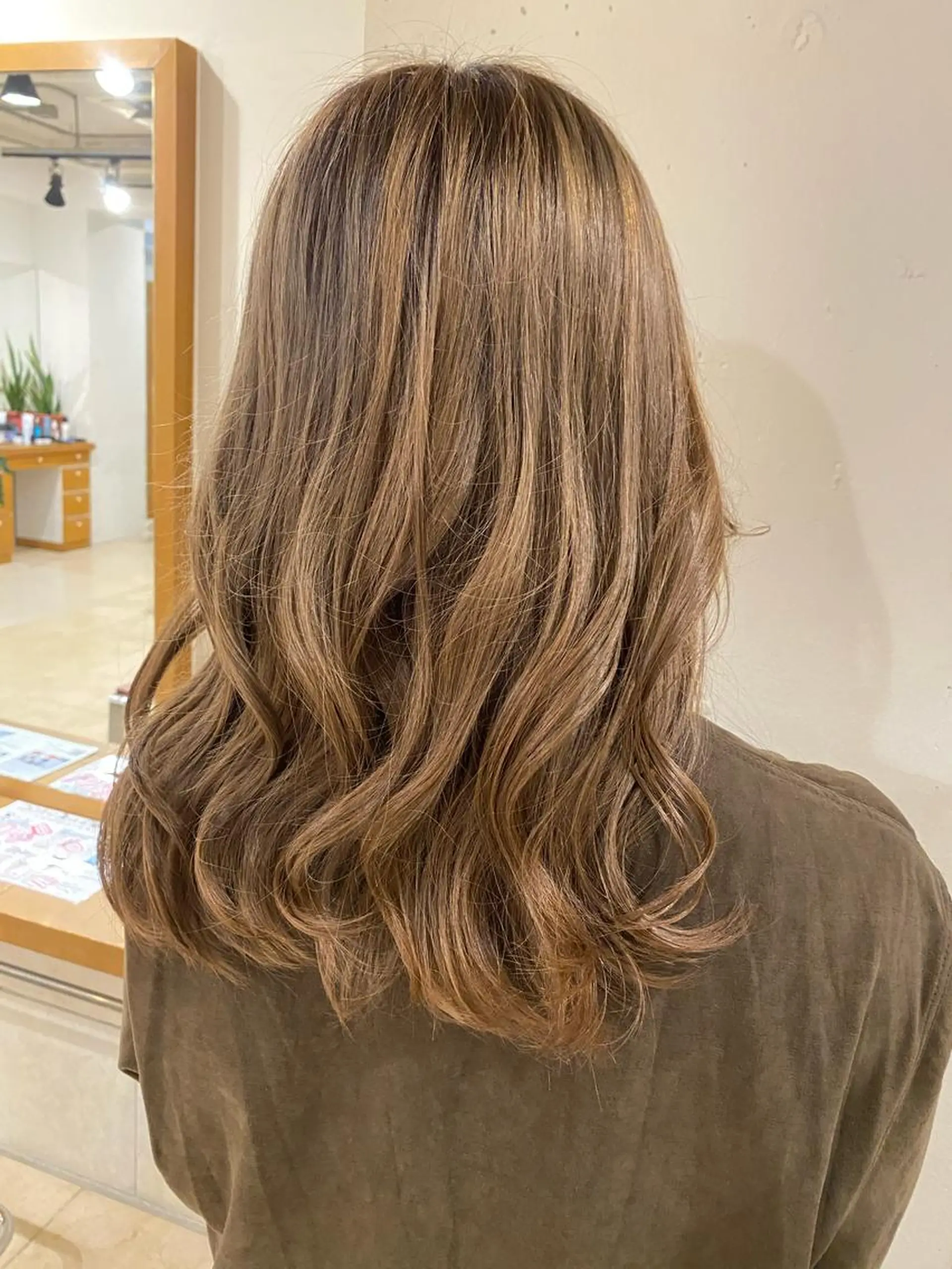 ミディアム カラー ヘアアレンジ ベージュカラー 安澤 彩奈のヘアスタイル