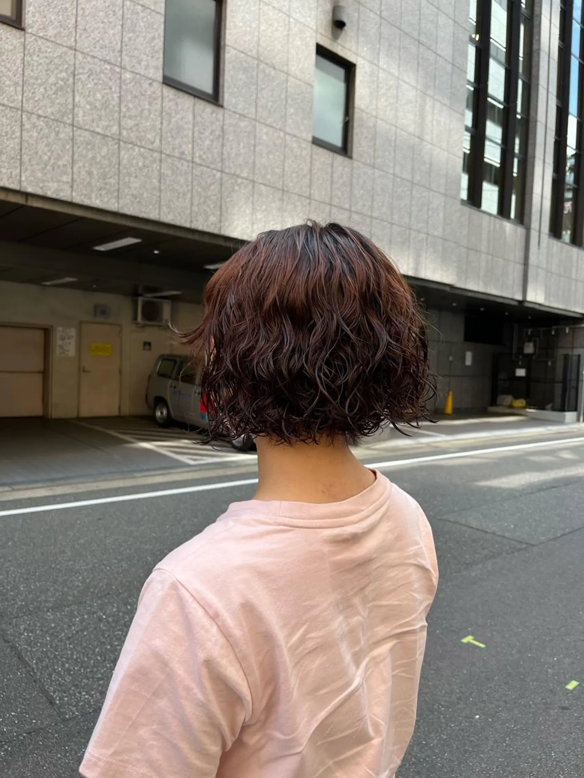 ショート パーマ ボブ こまつばらみお/レイ ヤー/ダブルカラーのヘアスタイル