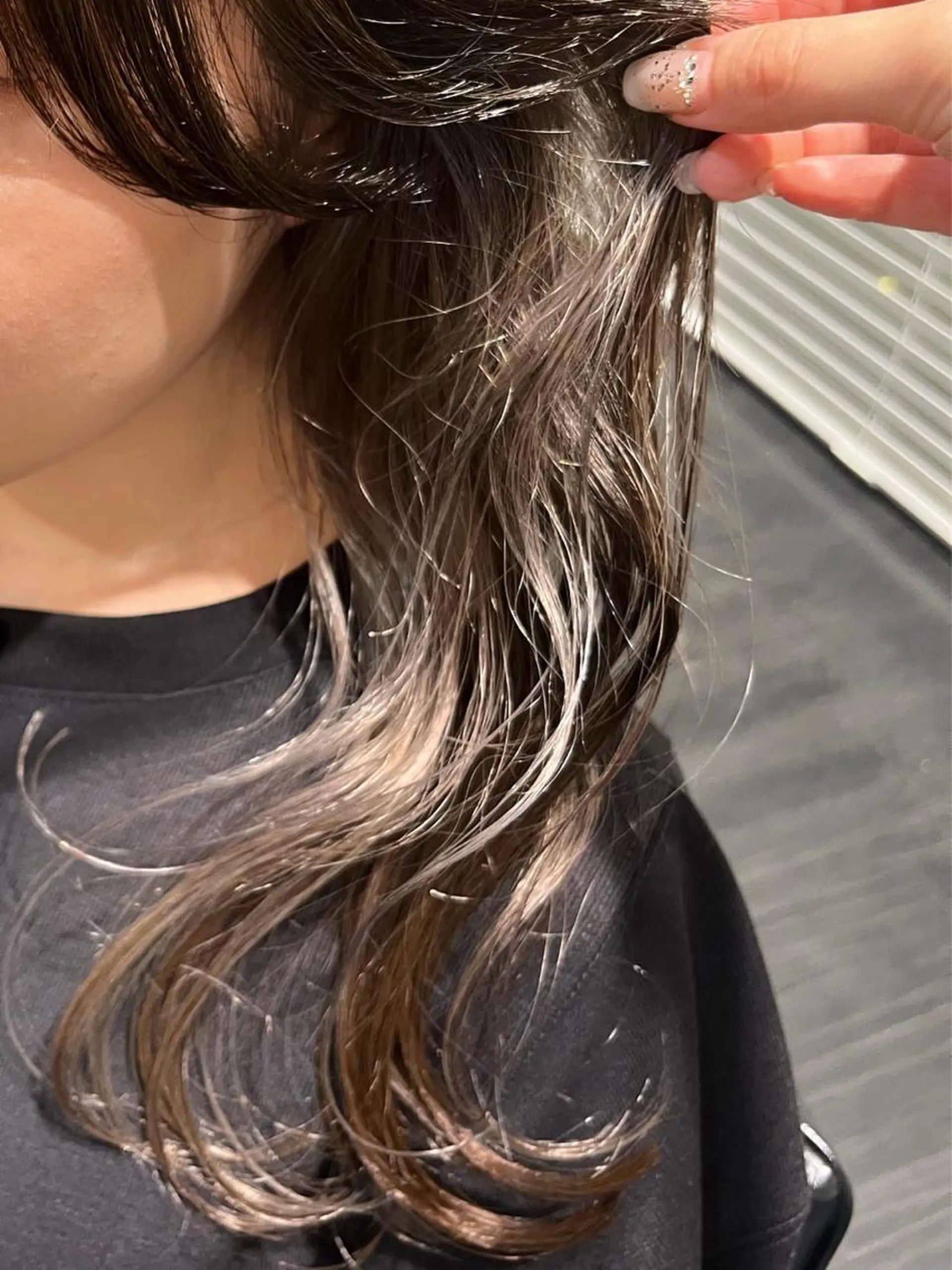 セミロング カラー ブリーチ インナーカラー Mplus二子玉川所属・細田 碧のヘアスタイル