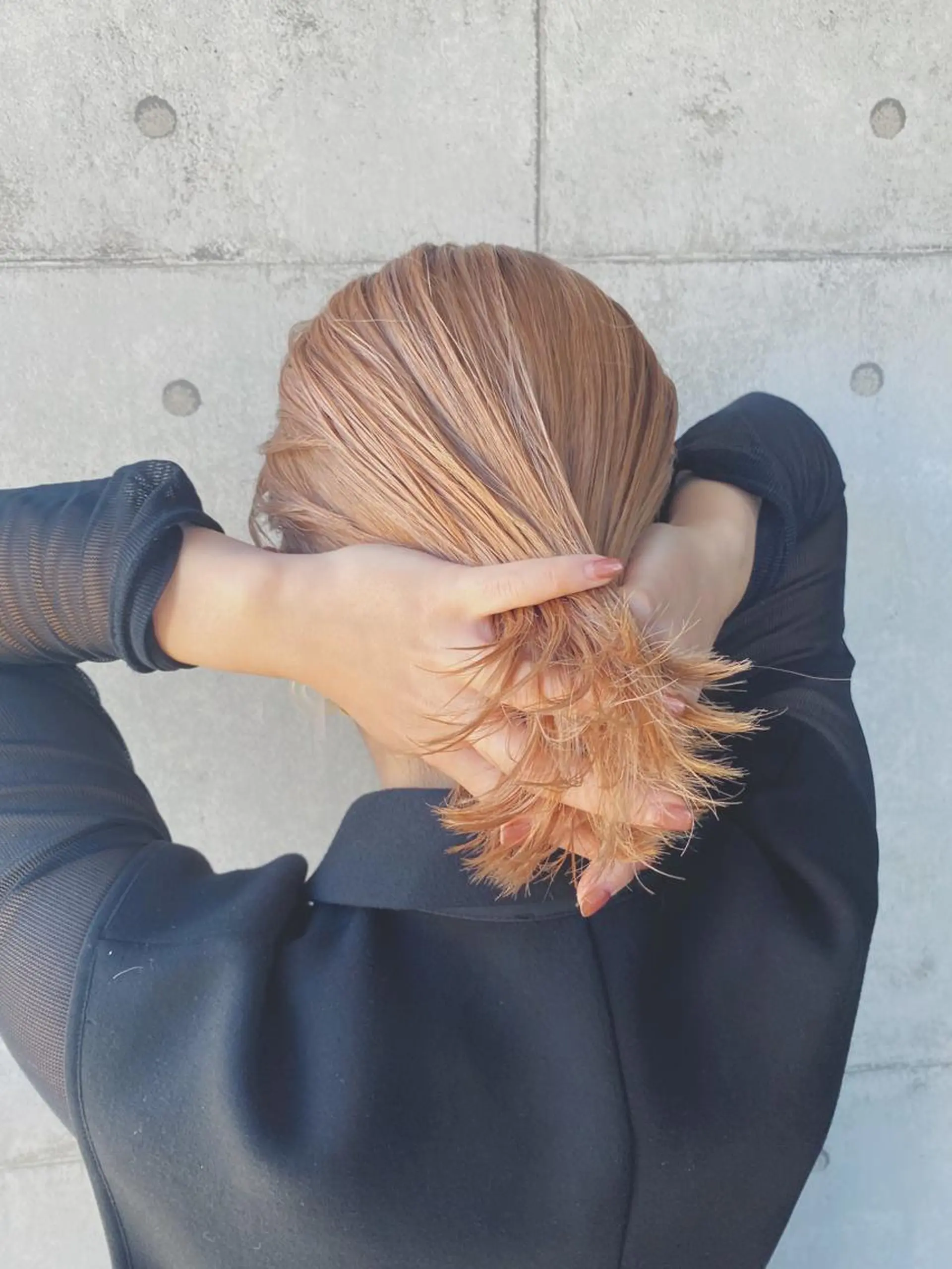 ショート カラー ベージュカラー ブリーチ オレンジ オレンジベージュ センターパート/ 暖色カラーayuのヘアスタイル