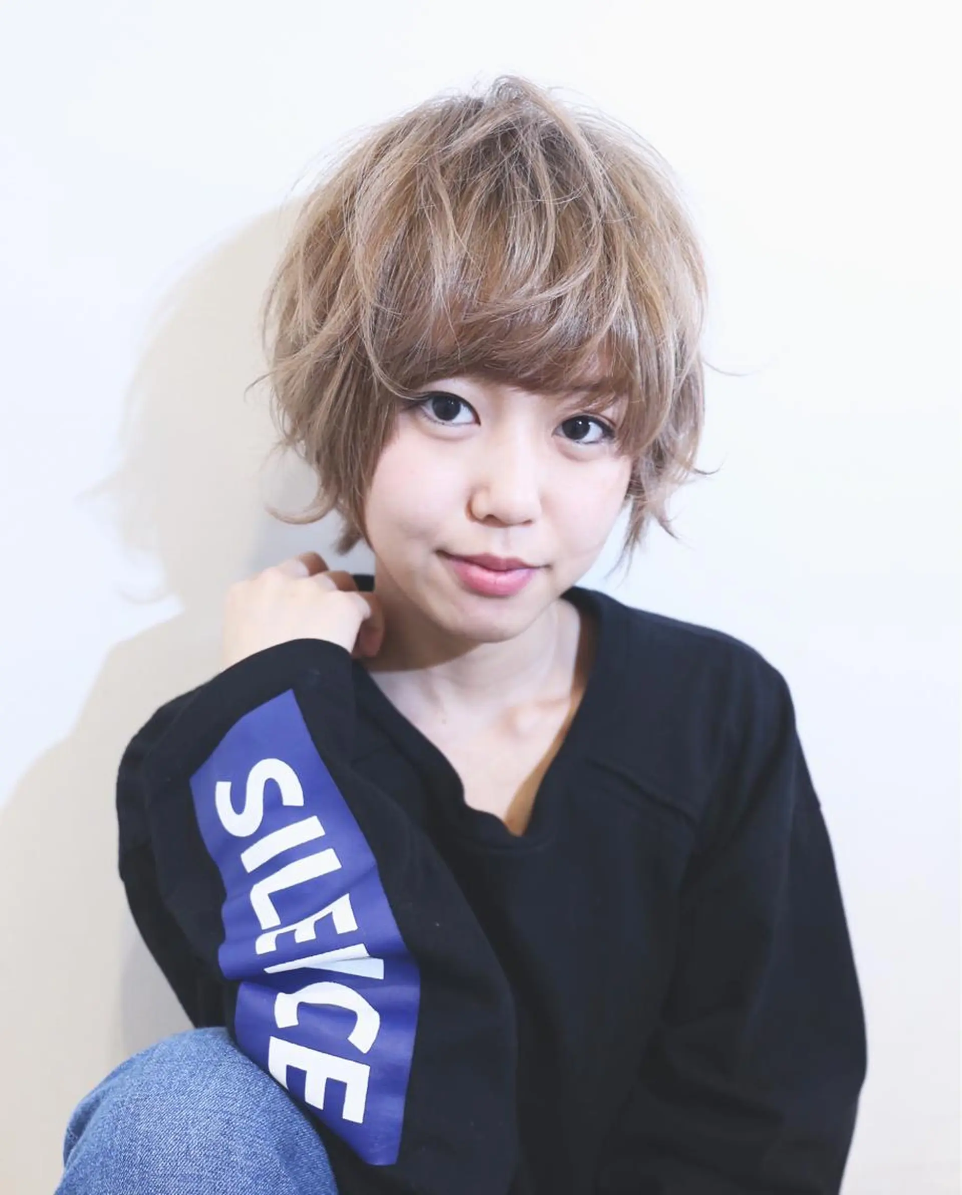 ショート カラー アッシュ ベージュカラー ハイライトカラー ミルクティーアッシュ ハイライト ブリーチ/髪質改善 NYNY大久保のヘアスタイル
