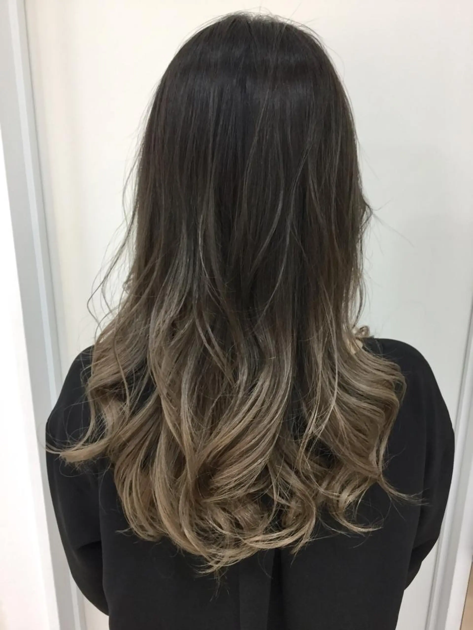 ロング カラー アッシュ バレイヤージュ 黒髪 ブリーチ グラデーションカラー Ash 山田 勇太のヘアスタイル