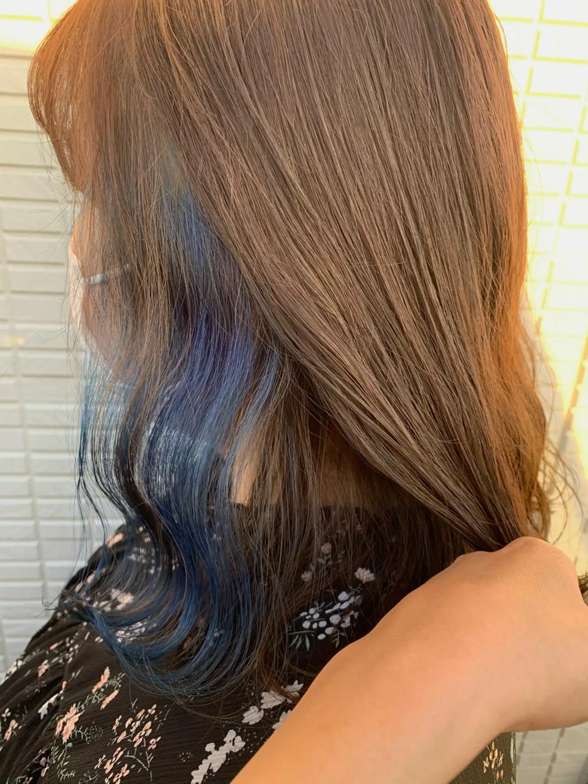 ミディアム カラー ブルーカラー イヤリングカラー カット ヘアカラー トリートメント 菅野 愛のヘアスタイル