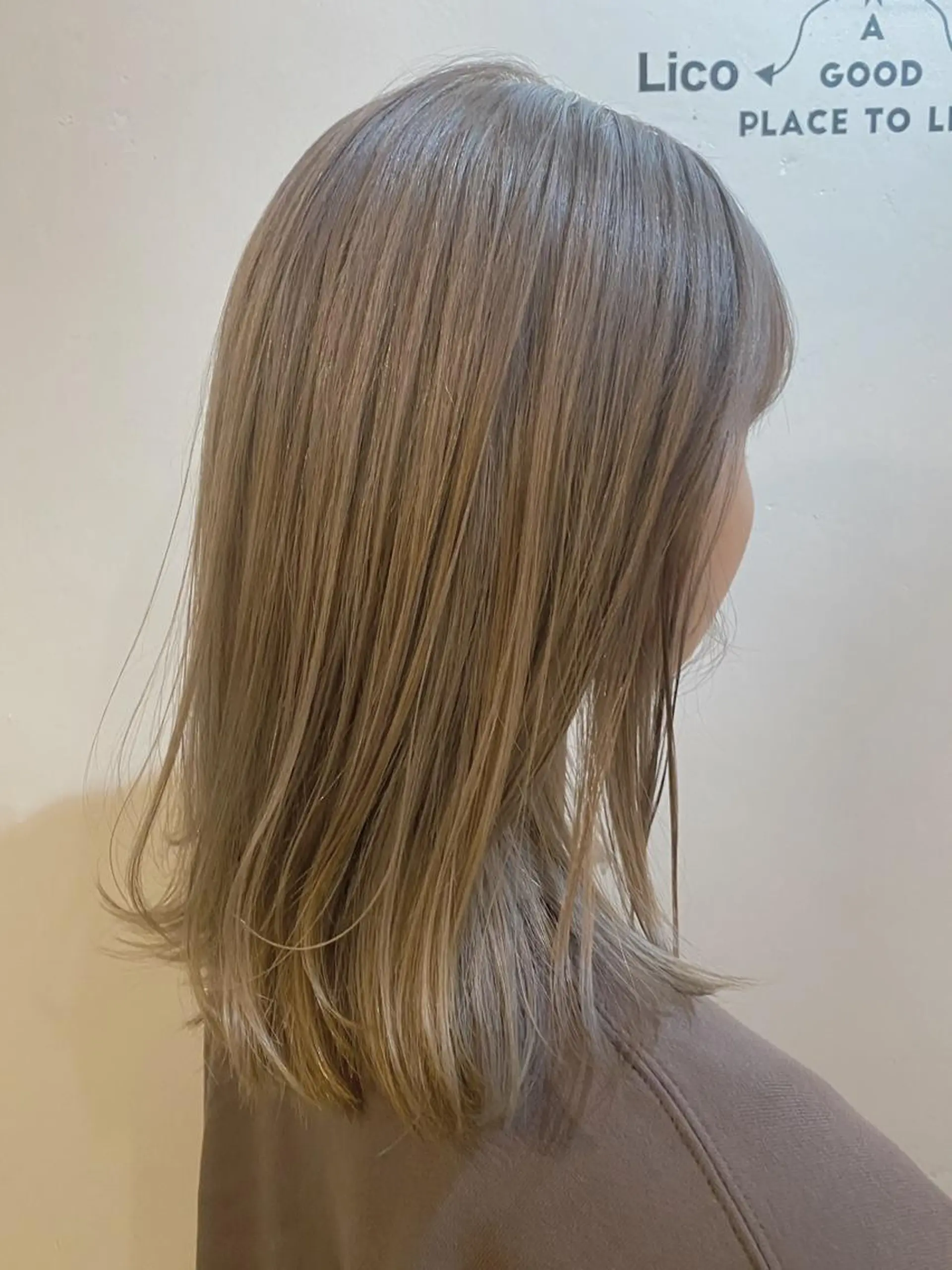 ミディアム カラー ベージュカラー ブリーチ ケアブリーチ ミルクティーベージュ stylist🎨 aye牧野莉香のヘアスタイル