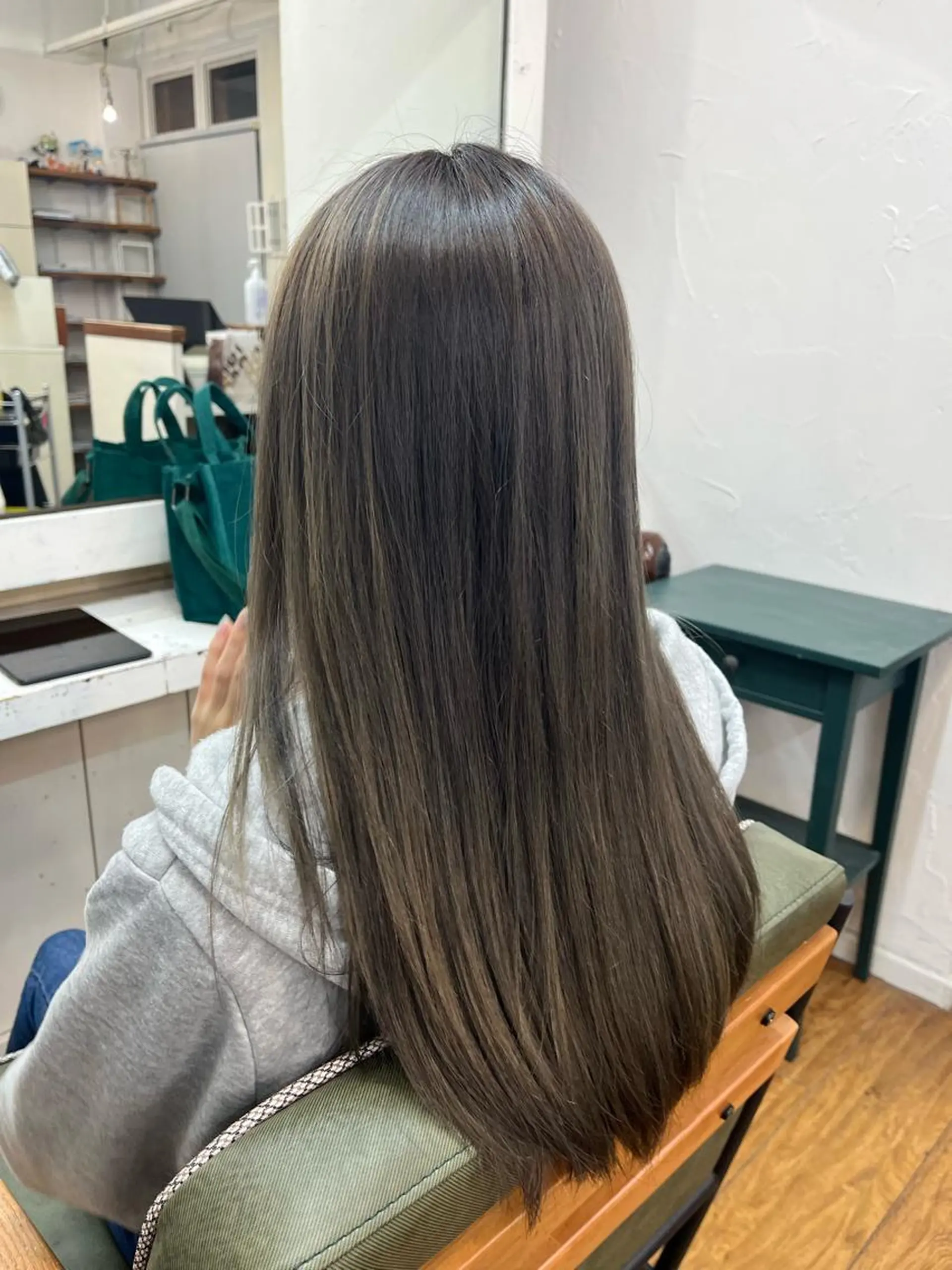 カラー ベージュカラー ブリーチ シルバー 香野 優子のヘアスタイル