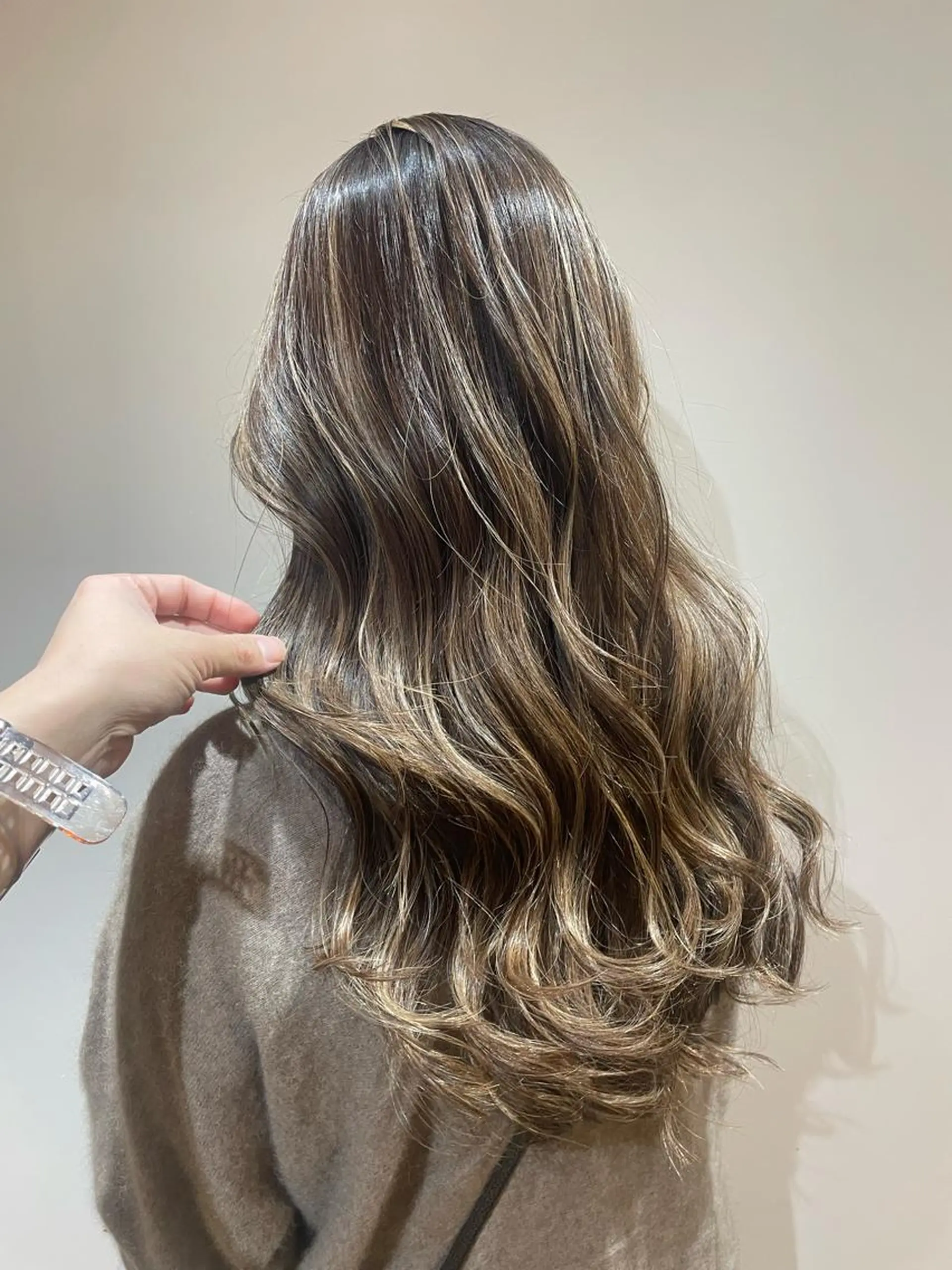 ロング ハイライト カット ヘアカラー 髪質改善ayame 横山諒のヘアスタイル