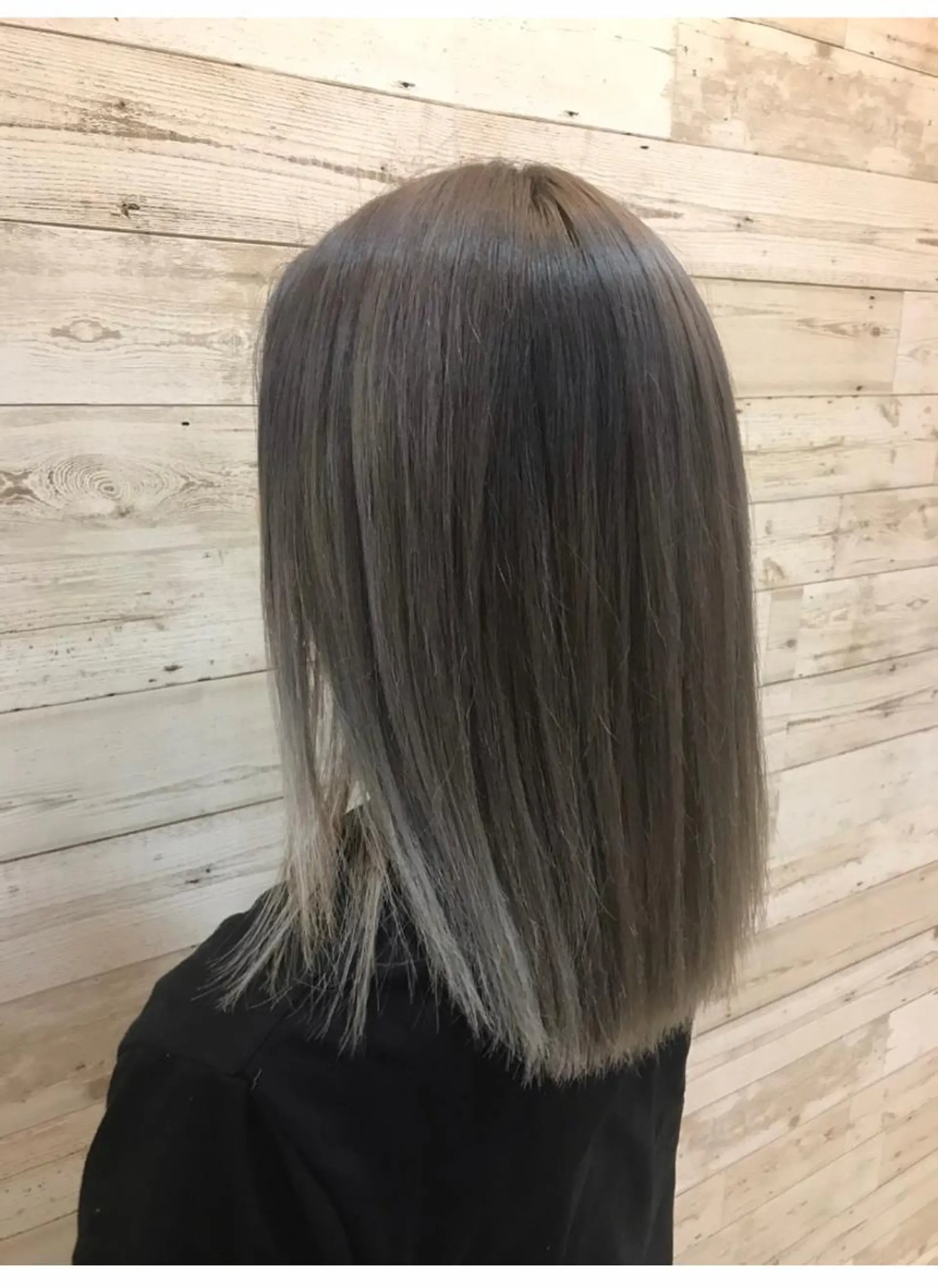 セミロング カラー ダブルカラー 関 桃子のヘアスタイル