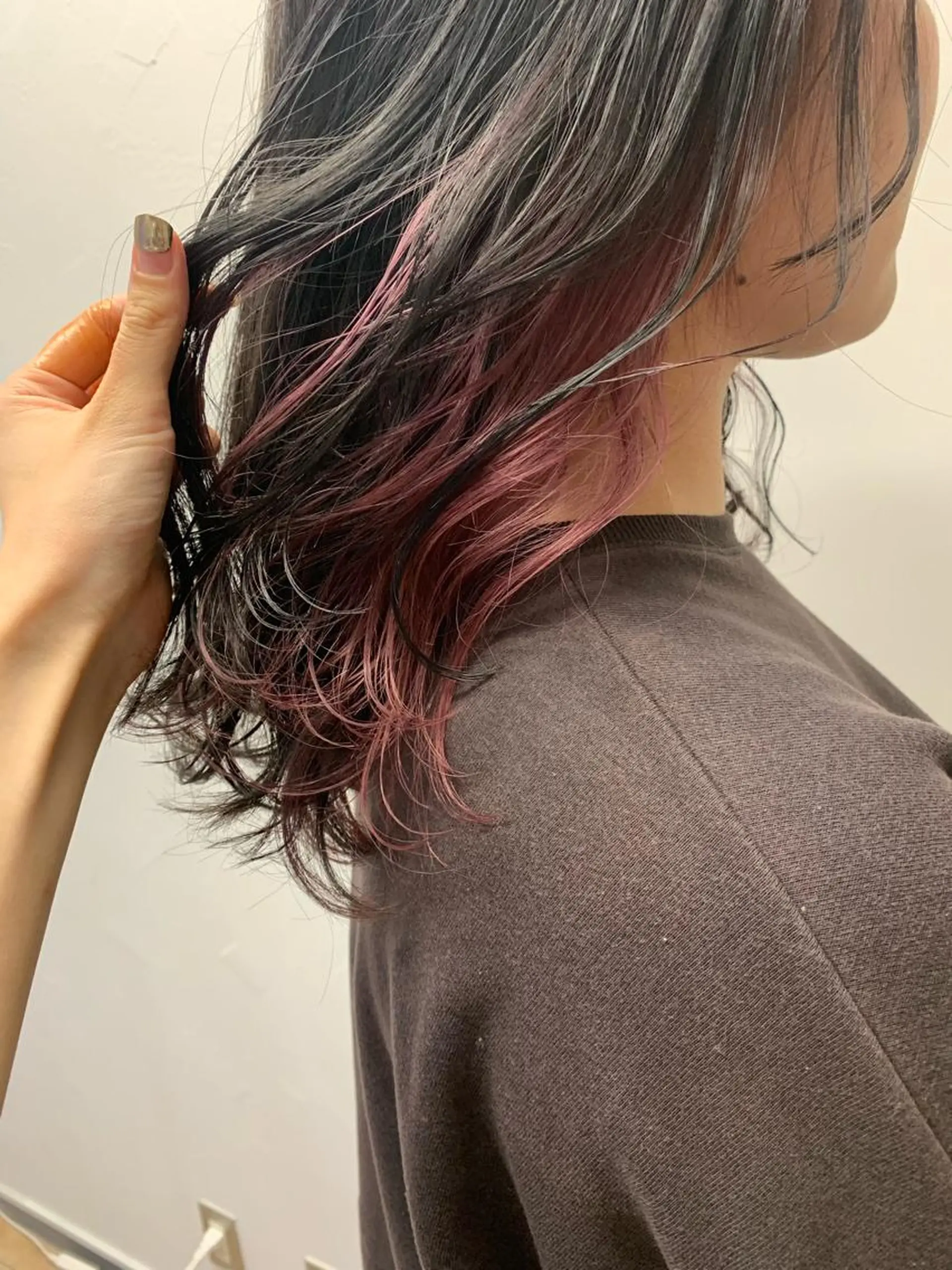 セミロング カラー インナーカラー ピンクカラー ピンクパープル パープルカラー ヘアカラー トリートメント newi 京橋 【yuuki】のヘアスタイル