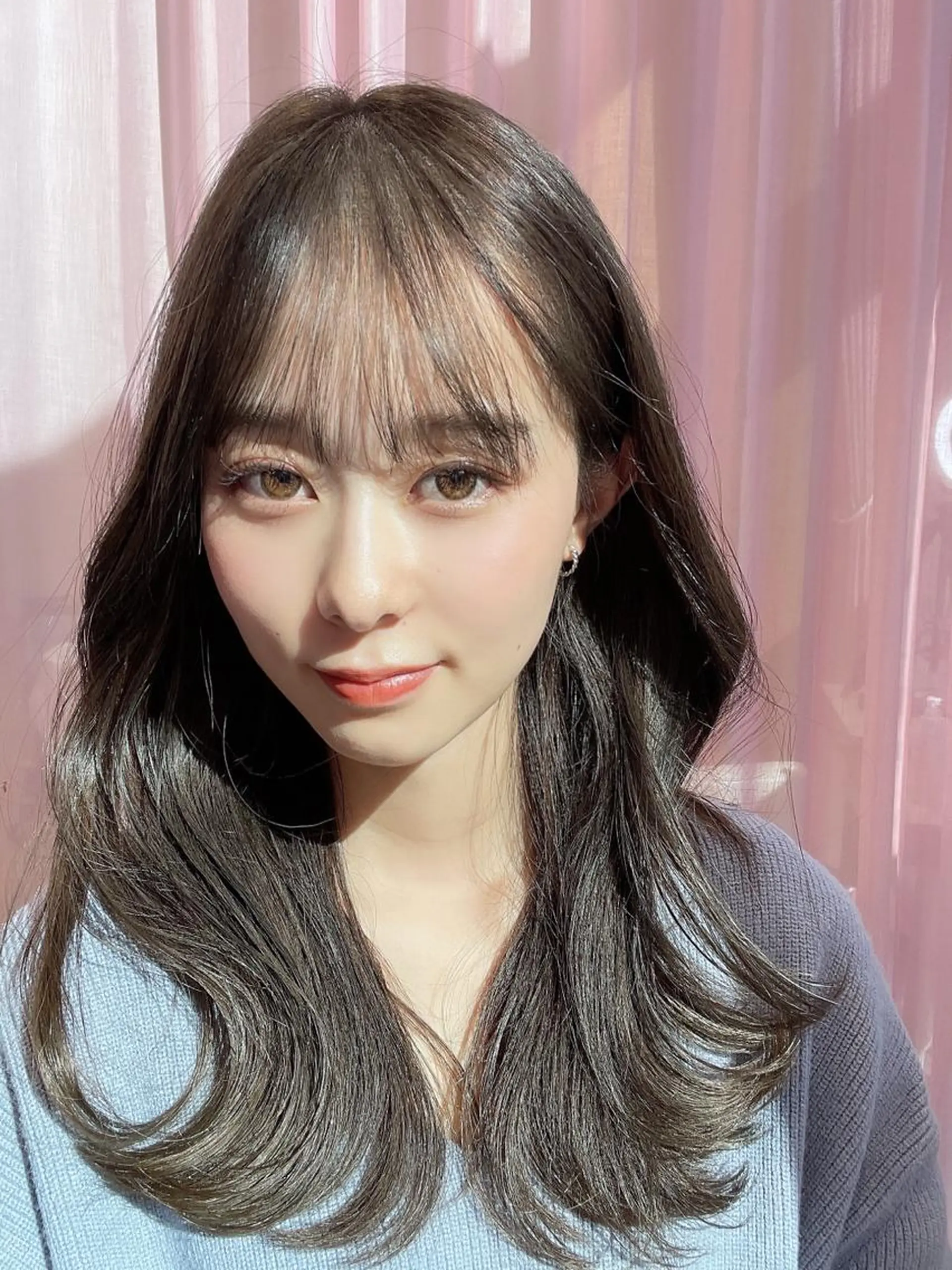 セミロング くびれヘア 顔まわりレイヤー かきあげバング ヨシンモリ 韓国風ヘア カット ヘアカラー トリートメント ボブパーマ ウルフパーマのヘアスタイル