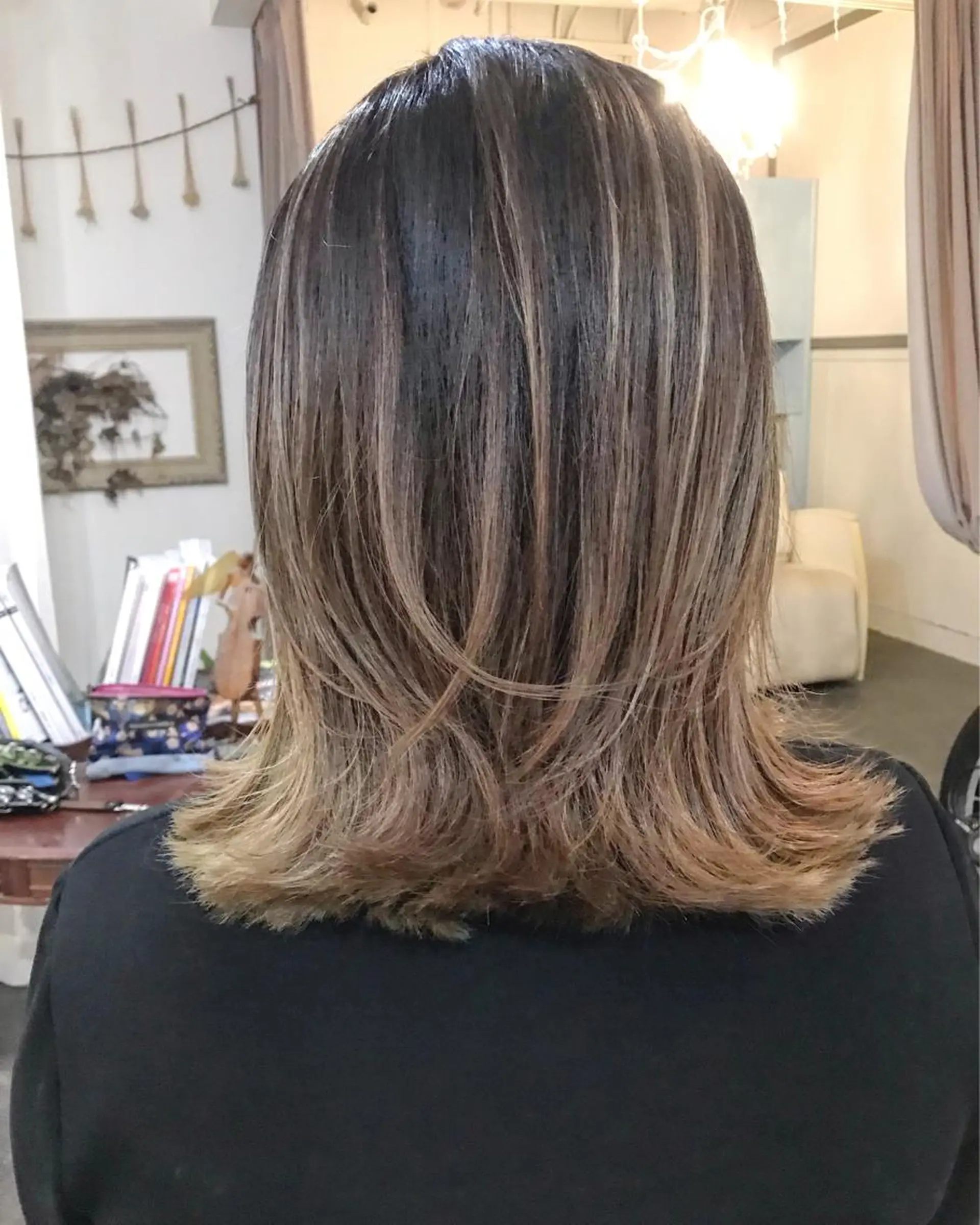 ミディアム カラー ヘアアレンジ お団子ヘア 切りっぱなしボブ バレイヤージュ デザインカラー グラデーションカラー Mariana/ 鶴原-ハイライトのヘアスタイル