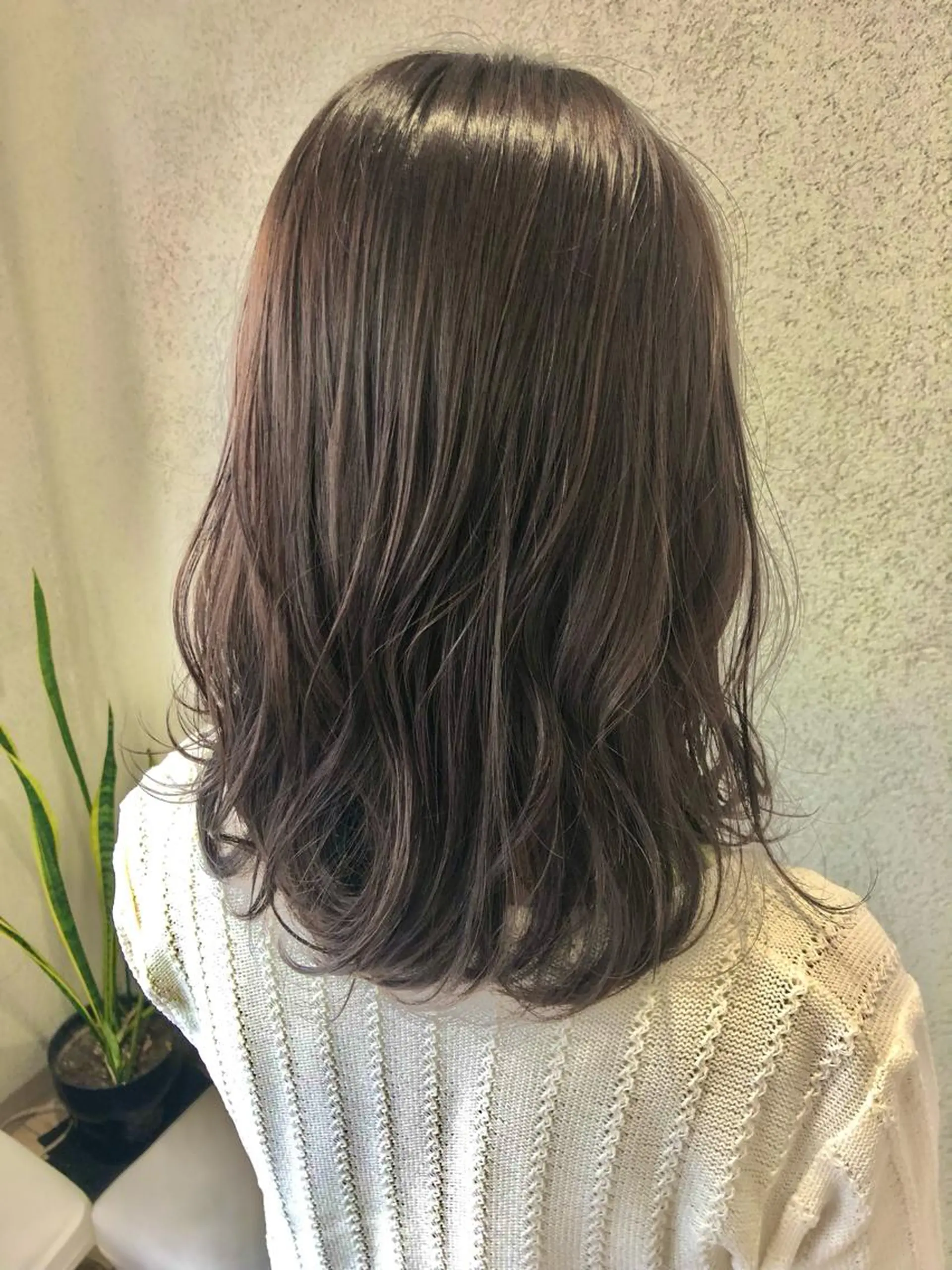 ミディアム カラー ミディアムレイヤー ブラウンカラー ラベンダーカラー ラベンダーブラウン レイヤーカット カット ヘアカラー トリートメント 阿部 美咲のヘアスタイル