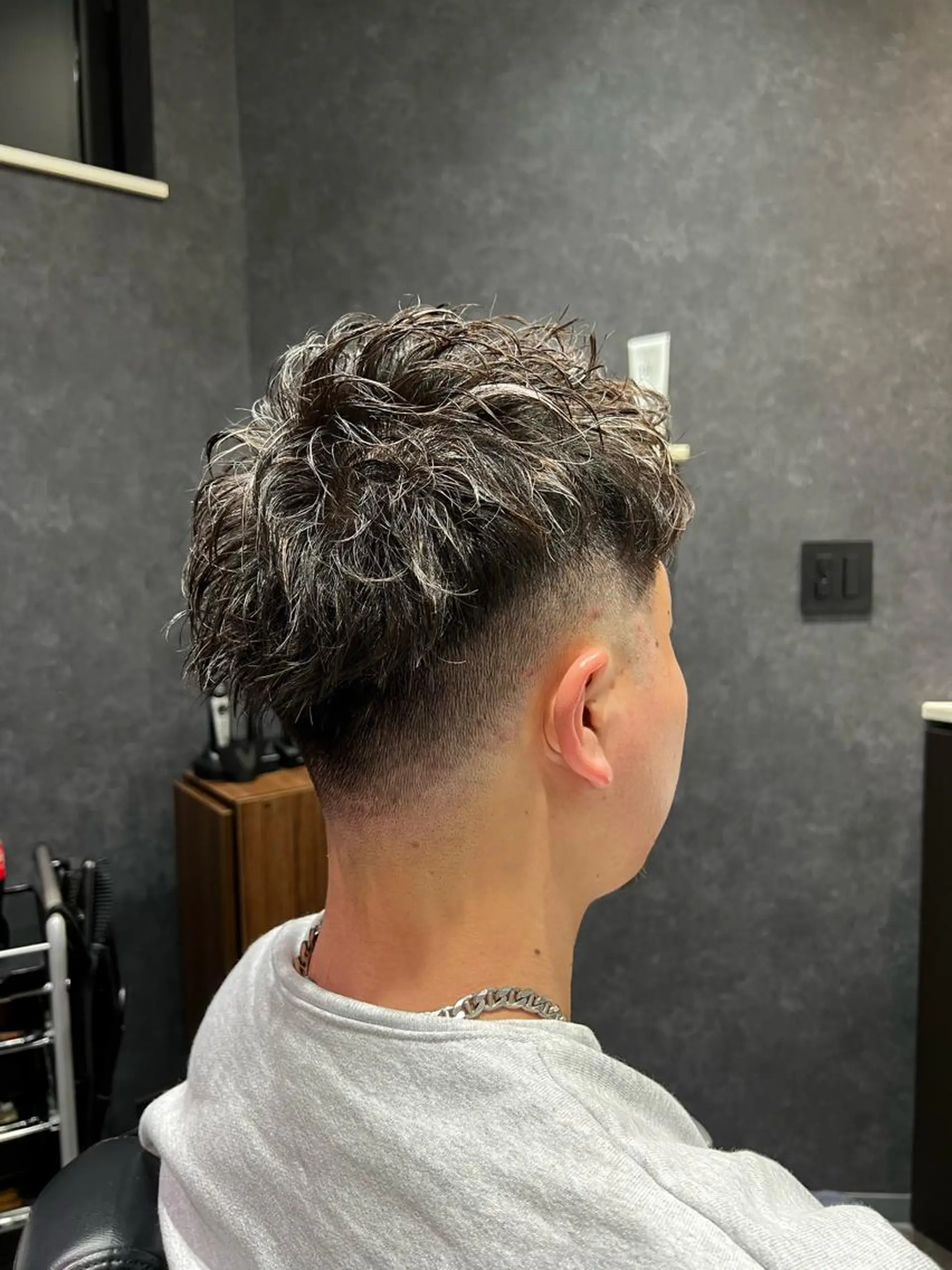 ショート カラー パーマ メンズ フェードカット メンズハイライト メンズパーマ ハイライトカラー ハイライト カット ヘアカラー BARBER SUGIYAMA所属・北千住理容室バーバー 小堀悠作のヘアスタイル