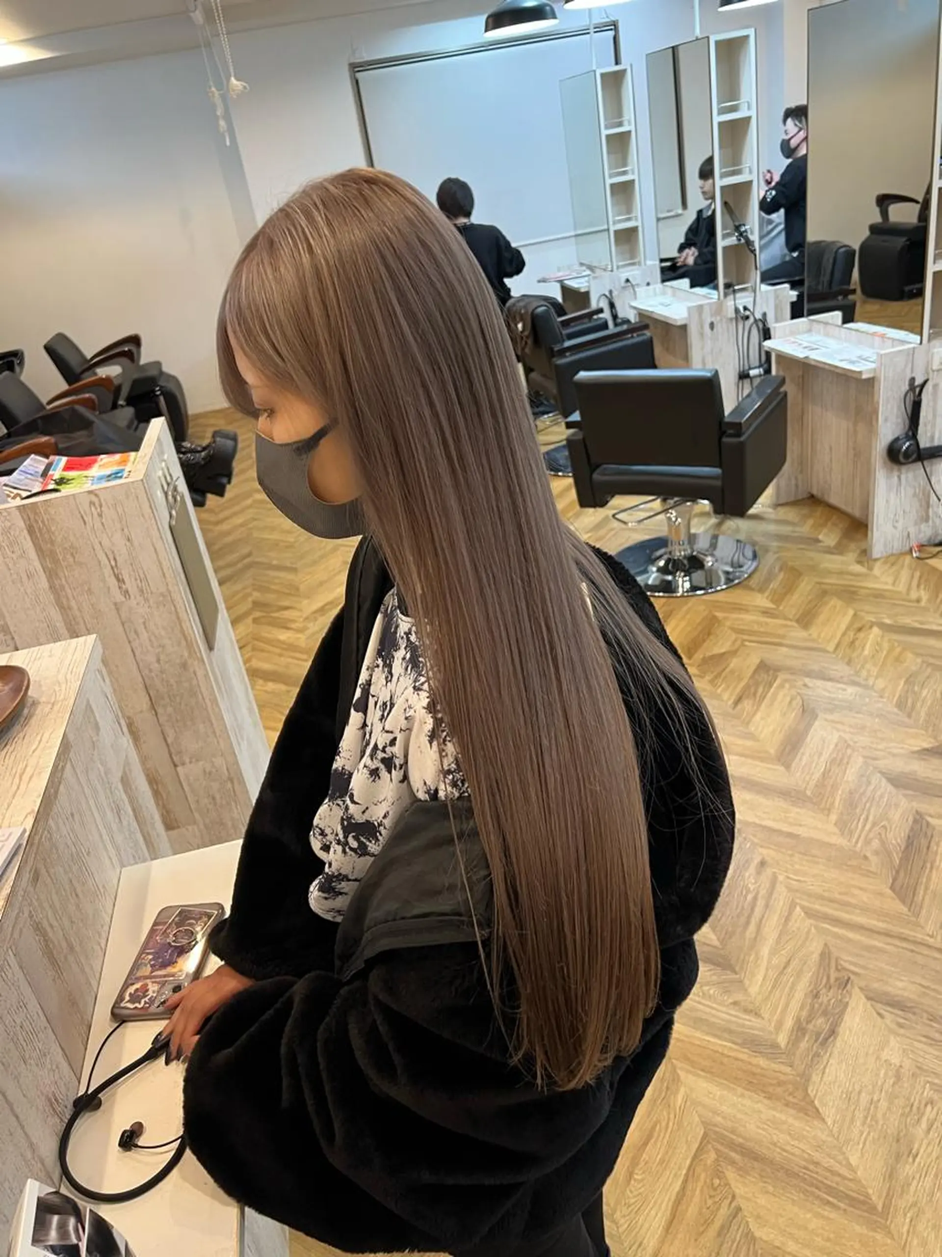 ロング カラー グレージュ ミルクティーグレージュ Elissumeda所属・ブリーチ特化 梅田本多翔のヘアスタイル