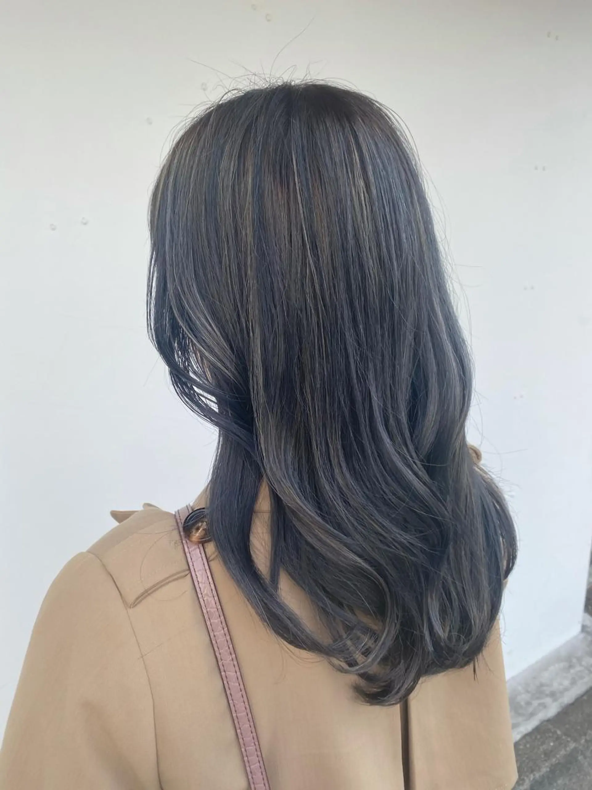 セミロング カラー 黒髪 ブリーチ ブルーカラー ブルーブラック ブルージュ 梅本 佳奈のヘアスタイル
