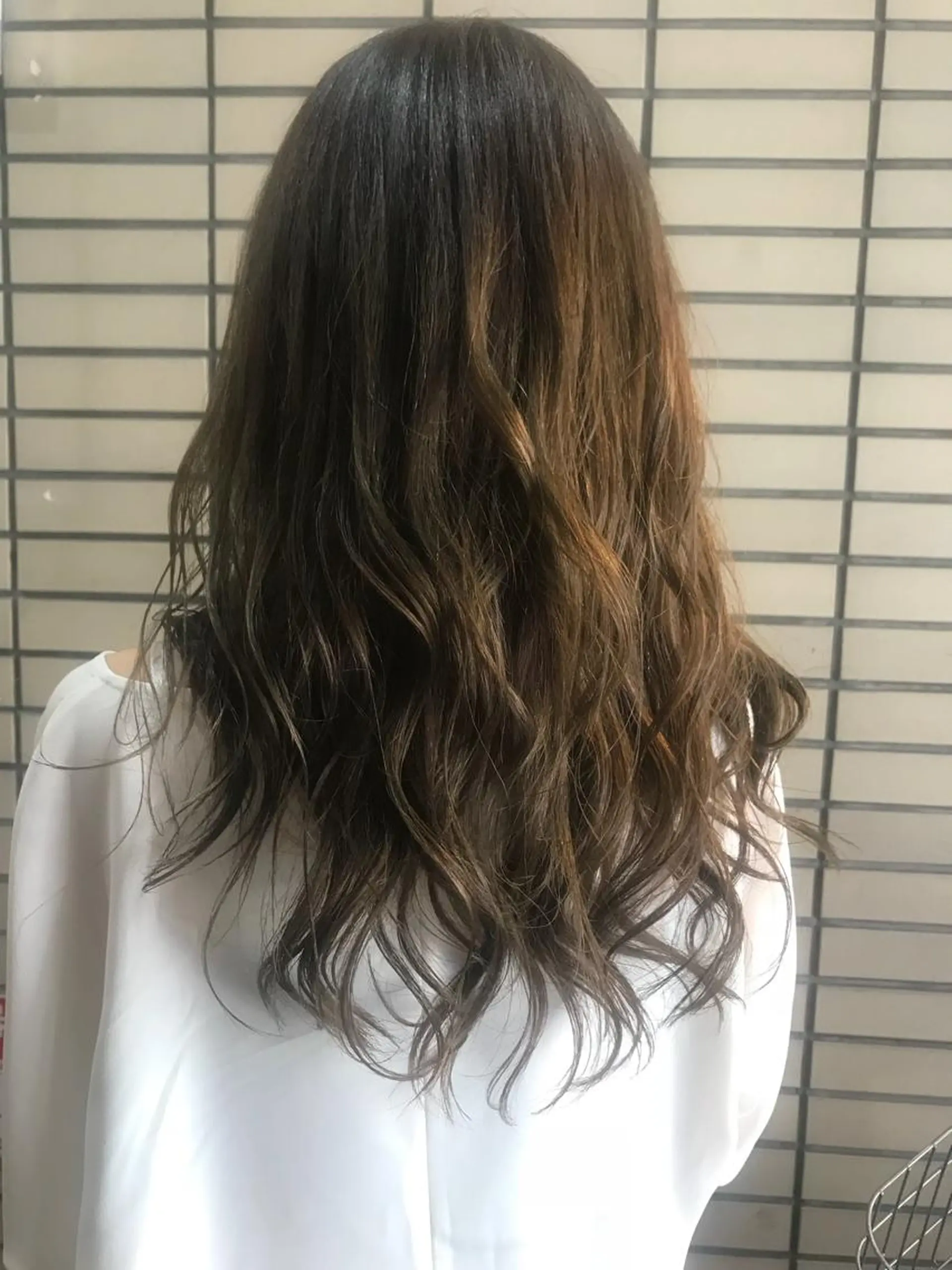ロング ハイライト レイヤーカット カット ヘアカラー トリートメント トモタニ ミオのヘアスタイル