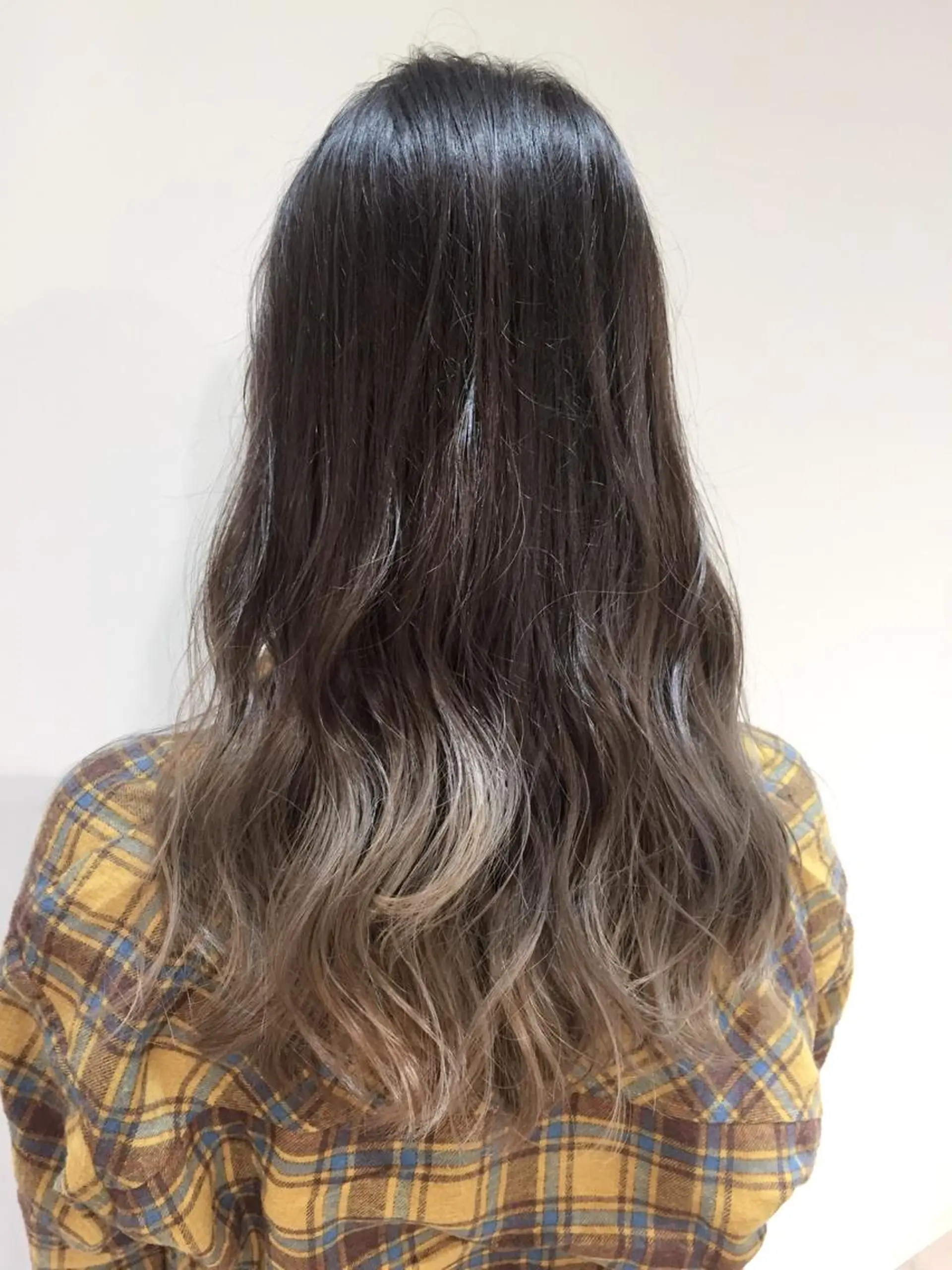 ロング カラー グラデーションカラー グレージュ カーキグレージュ ヘアカラー トリートメント ヘッドスパ TOPstylist ✂️フセケイタ✂️のヘアスタイル