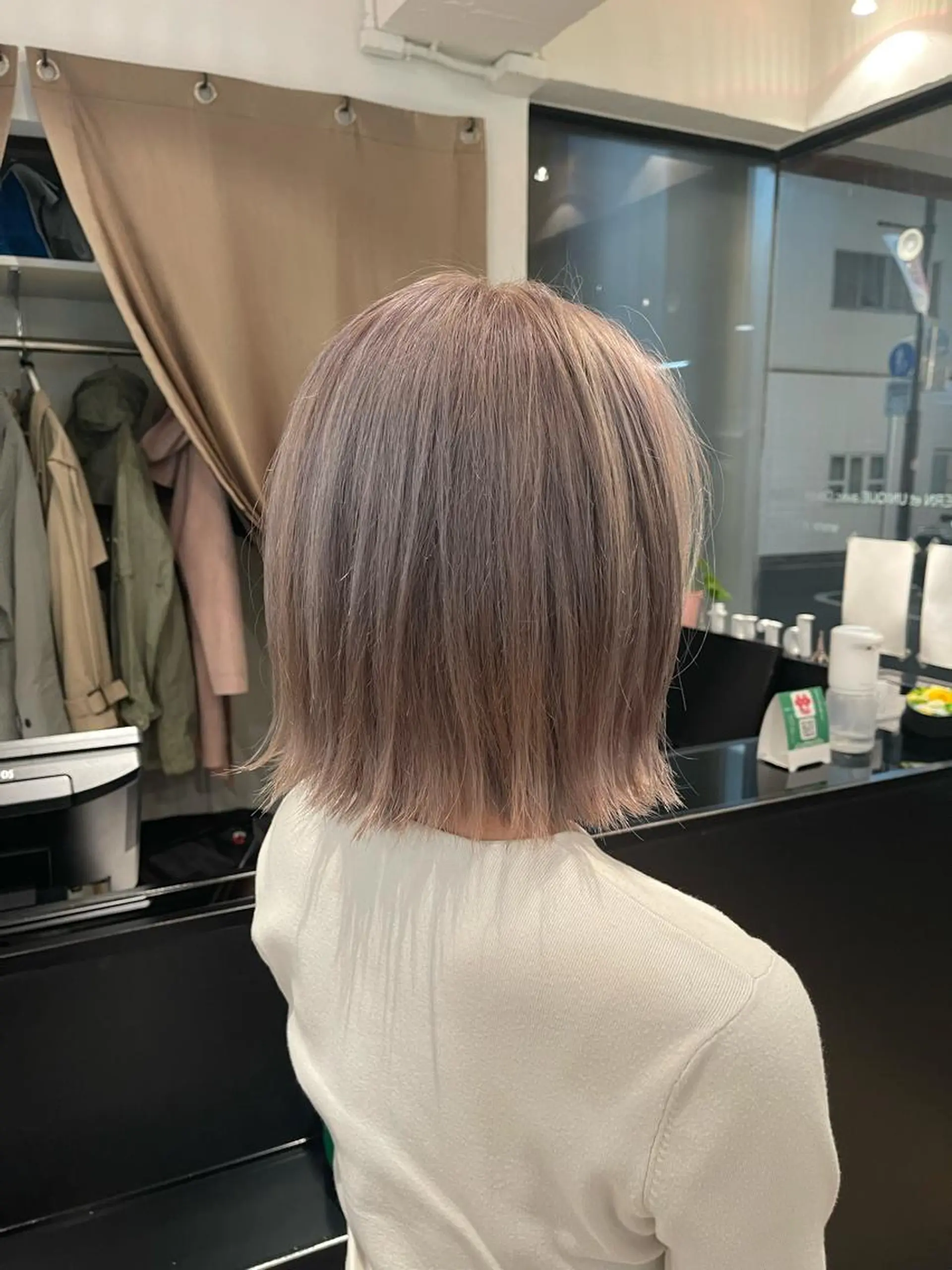 ショート カラー ブリーチ グレージュ ハイトーンカラー ラベンダーカラー ラベンダーグレージュ ヘアカラー トリートメント brut(ブリュット)所属・秋葉 一郎のヘアスタイル