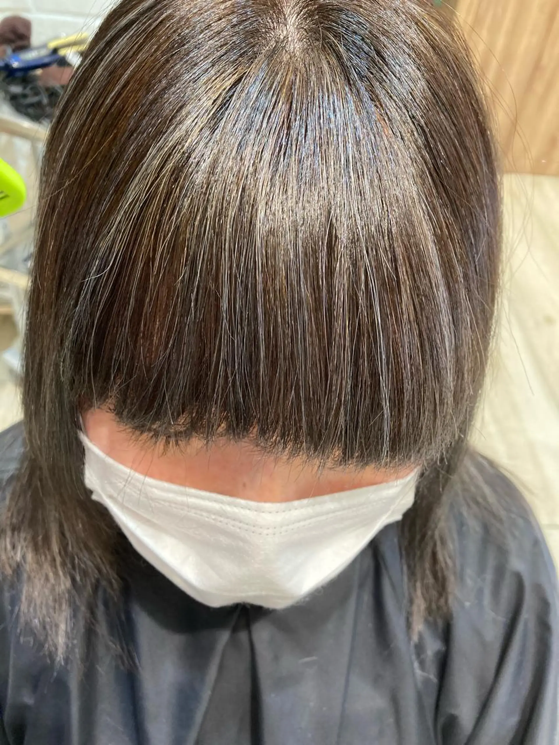 セミロング 卒業式のヘアスタイル ハイライト レイヤーカット 白髪ぼかしハイライト ヘアアレンジのヘアスタイル