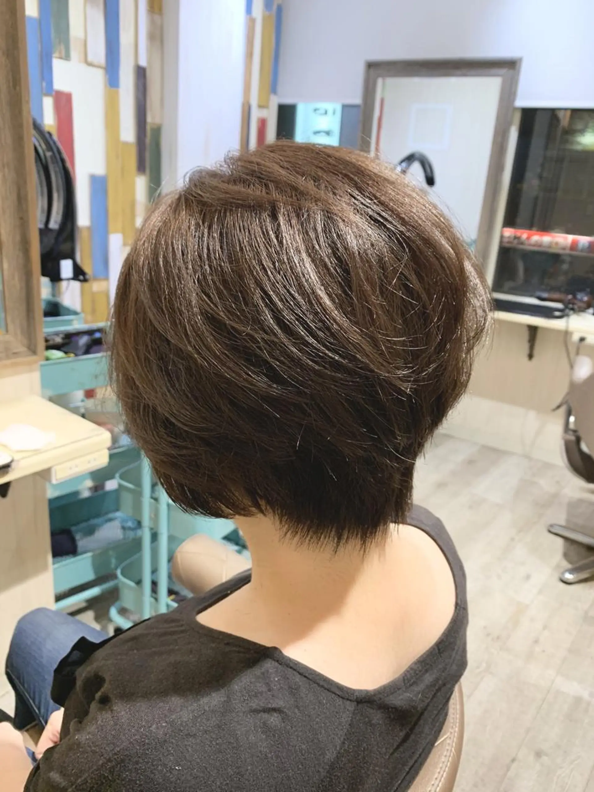 ショート カラー 嶋村夏実🌼レイヤー 🌸白髪ぼかしのヘアスタイル