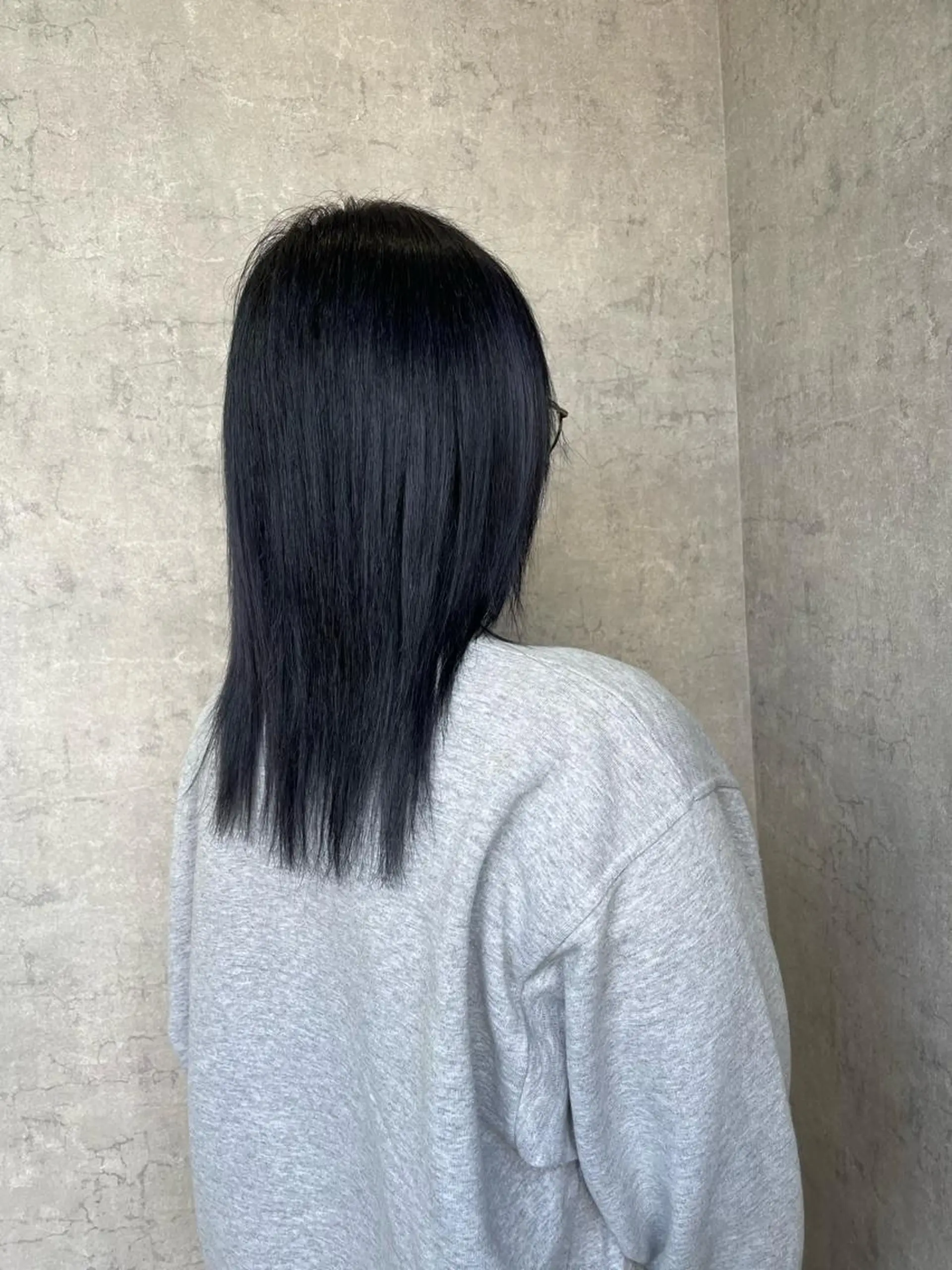 カラー 黒髪 ブルーカラー ブルーブラック ヘアカラー 丸山 雷世のヘアスタイル