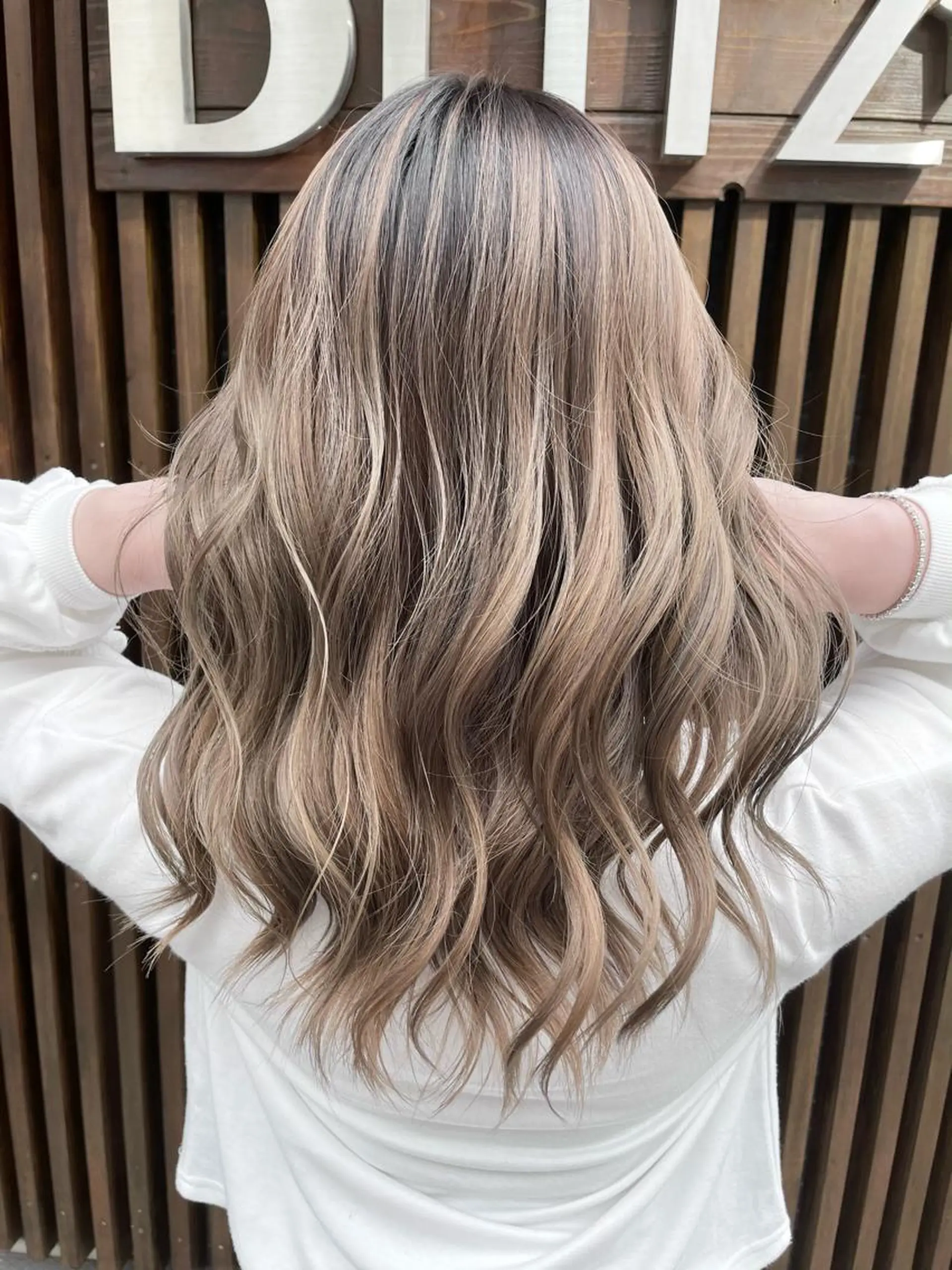 ミディアム カラー ベージュカラー ホワイトベージュ 外国人風カラー 🌈8月末までシャ イン輝きハイトーン✨のヘアスタイル