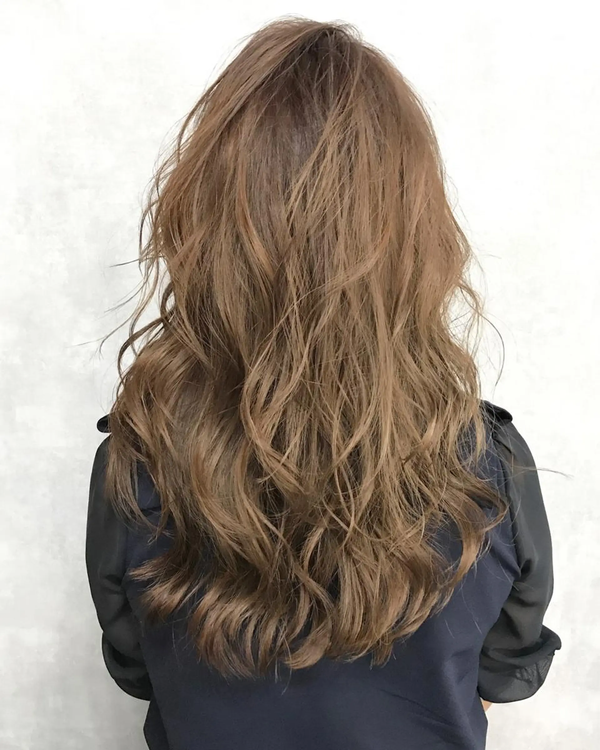 セミロング カラー グレージュ ラベンダーカラー ラベンダーグレージュ ラベンダーグレー TOMOYAレイヤー ブリーチ縮毛矯正のヘアスタイル