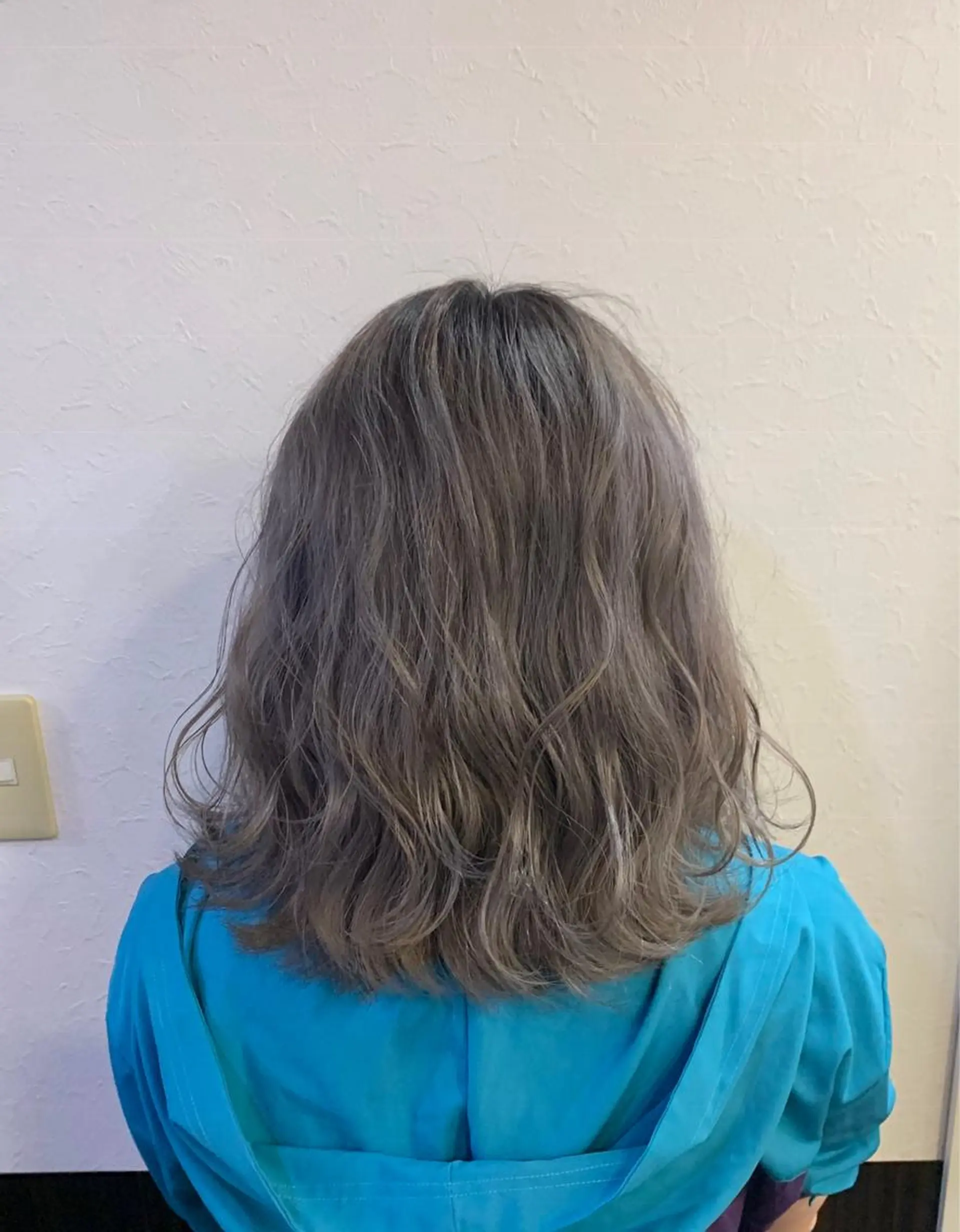 ミディアム カラー ブリーチ グレージュ a-o横浜所属・色落ちまでキレイに！ ！女性サロンremiのヘアスタイル
