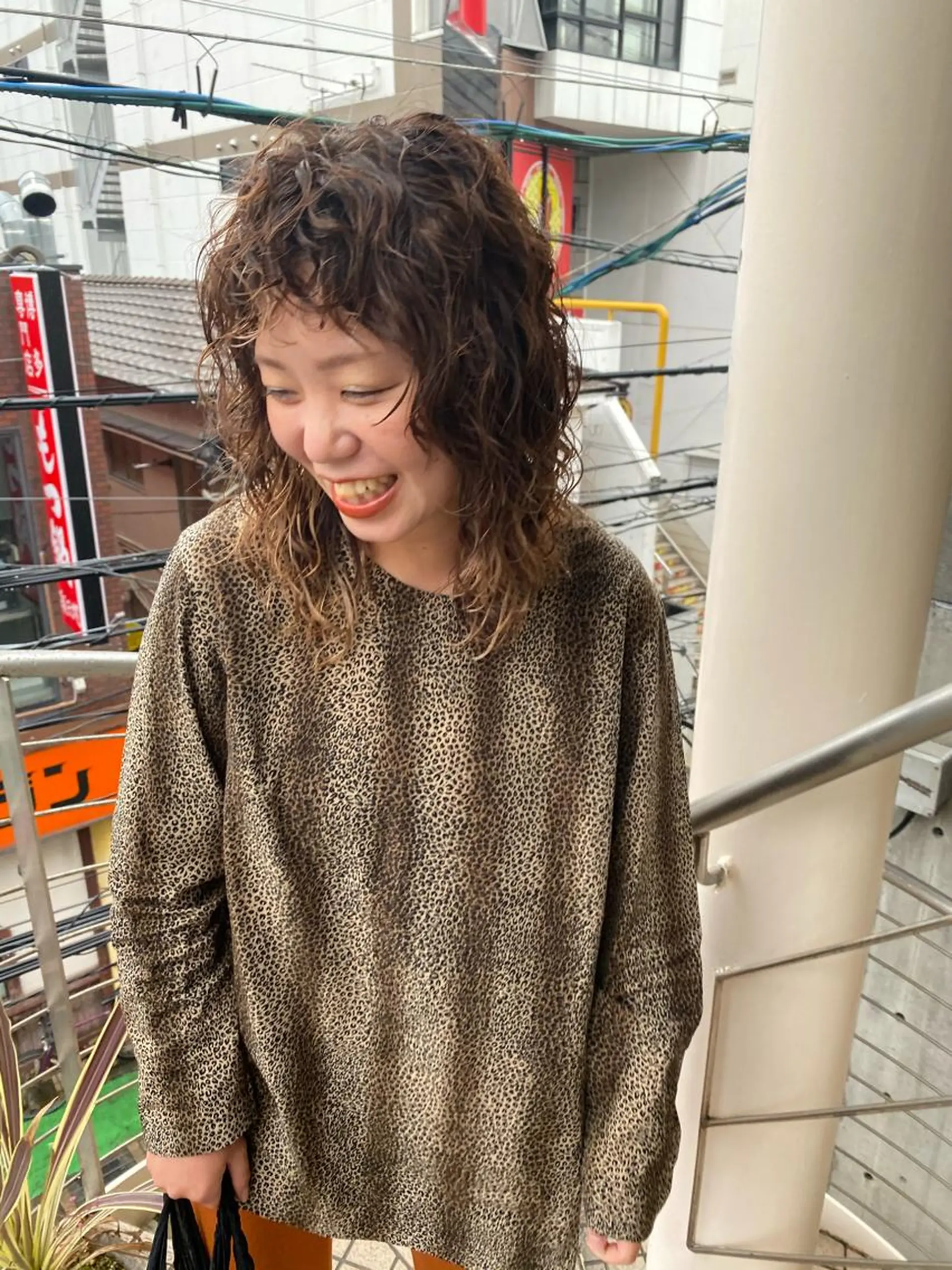 セミロング パーマ ハイライト レイヤーカット カット パーマ トリートメント qiie/長友 インナーカラーのヘアスタイル