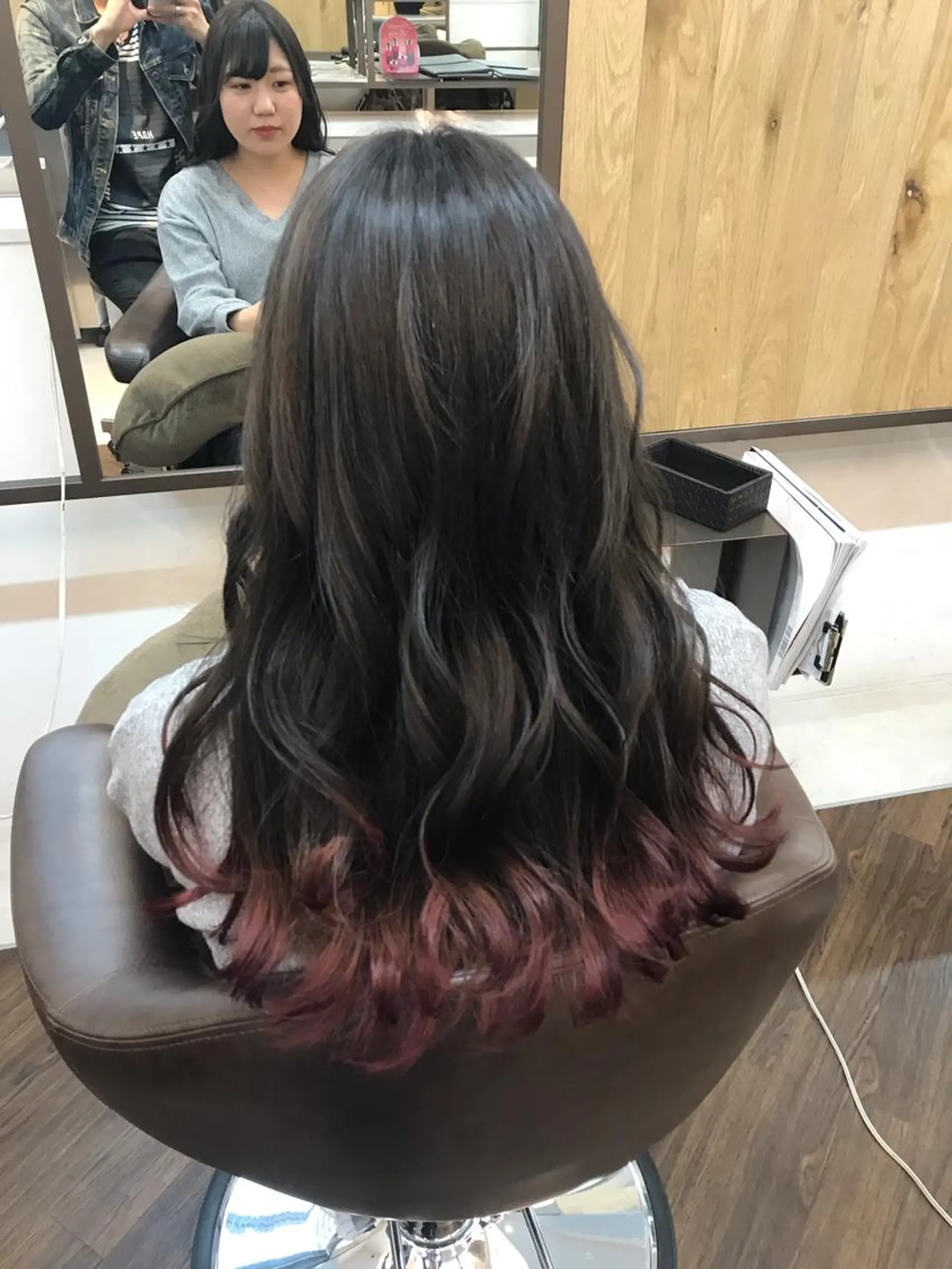 セミロング カラー パーマ ヘアアレンジ ダークグレー レッドカラー 外ハネヘア APSEE メンズカラー特化のヘアスタイル
