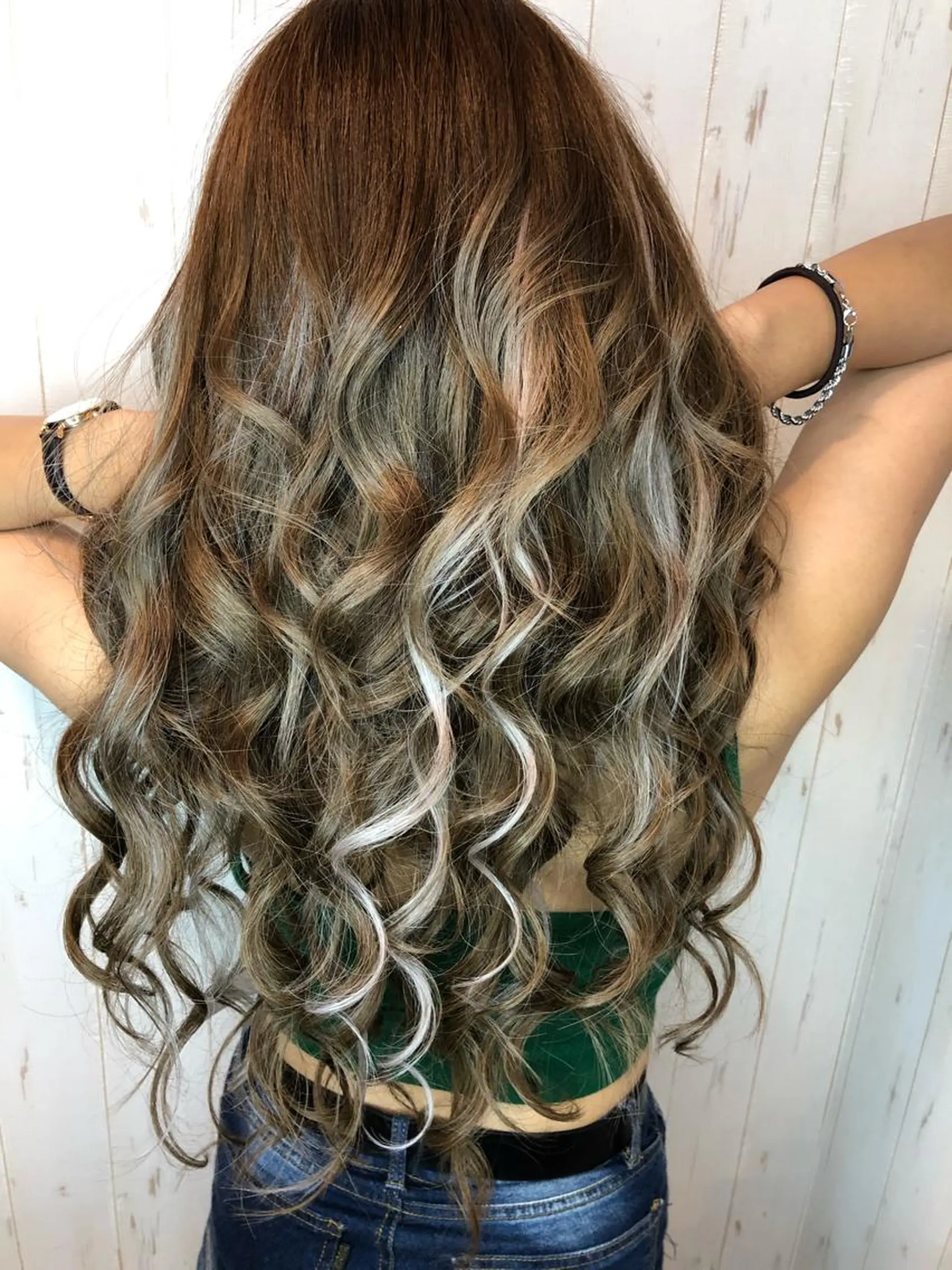 ロング シールエクステ アッシュ エクステ ハイライト ヘアカラー エクステ LOCO Ko-kiのヘアスタイル