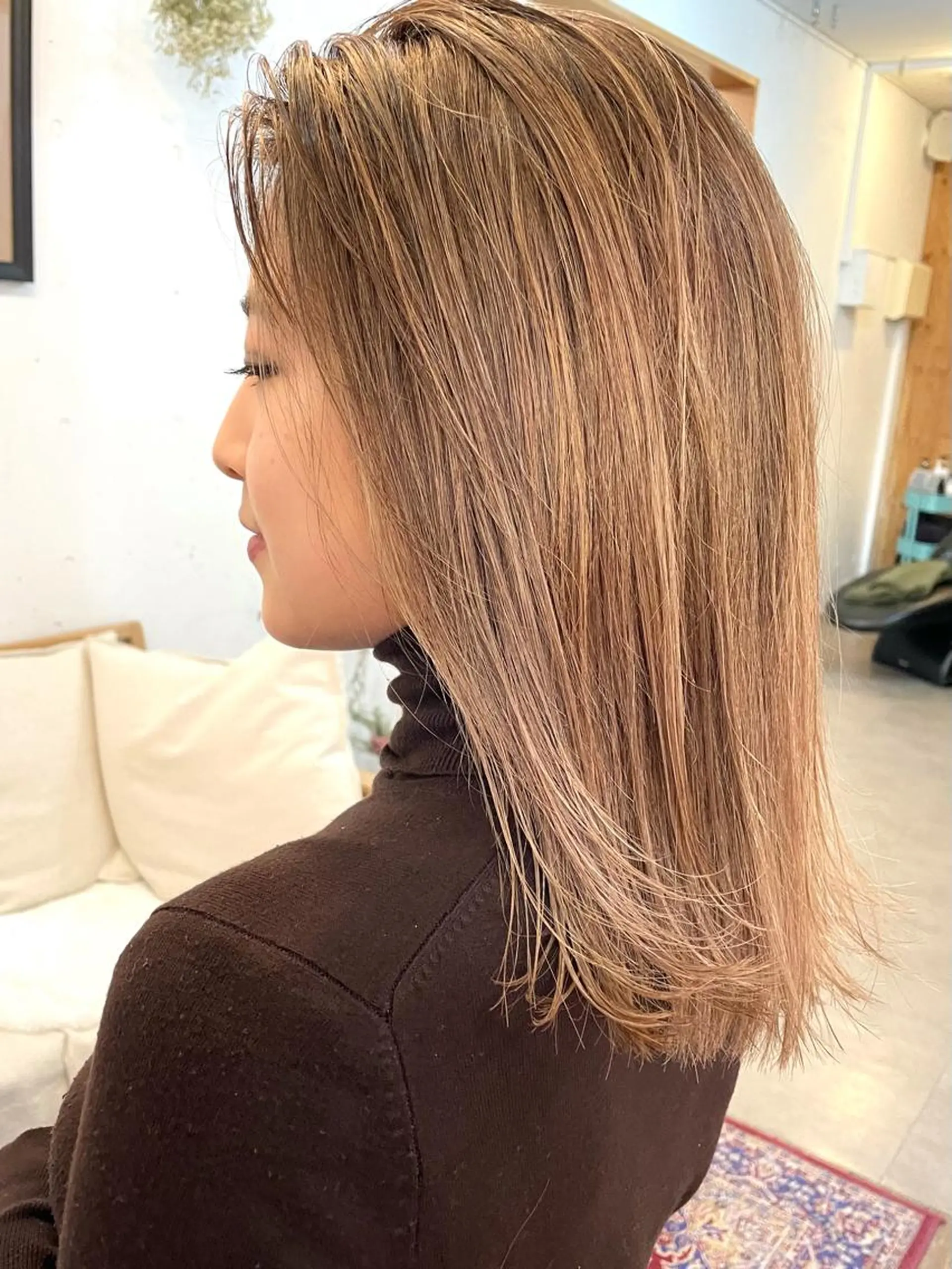 セミロング カラー ブロンド 外国人風カラー ヘアカラー トリートメント chama レイヤーカットのヘアスタイル