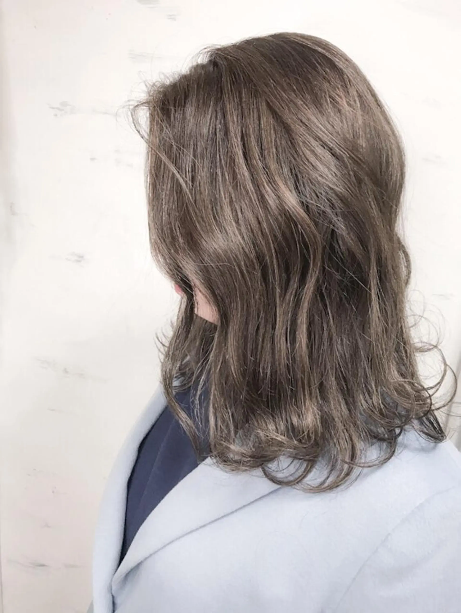 ミディアム カラー ベージュカラー ブリーチ ミルクティーベージュ 小顔カット カット ヘアカラー トリートメント BOX mico.のヘアスタイル